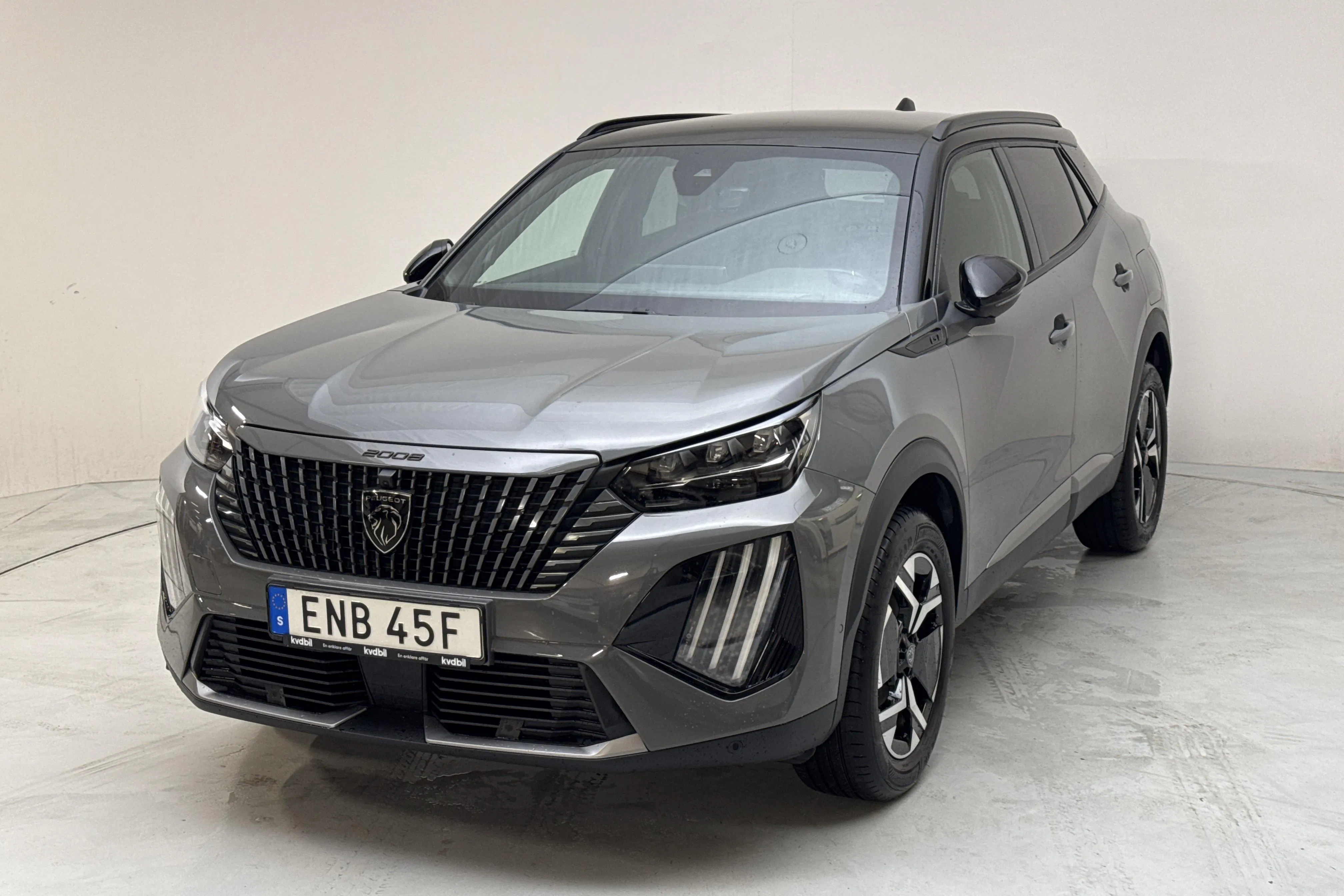 Presentationsfoto 1 av 13: Peugeot 2008 1.2 PureTech (130hk) - 4 278 mil - Automat - grå - 2024