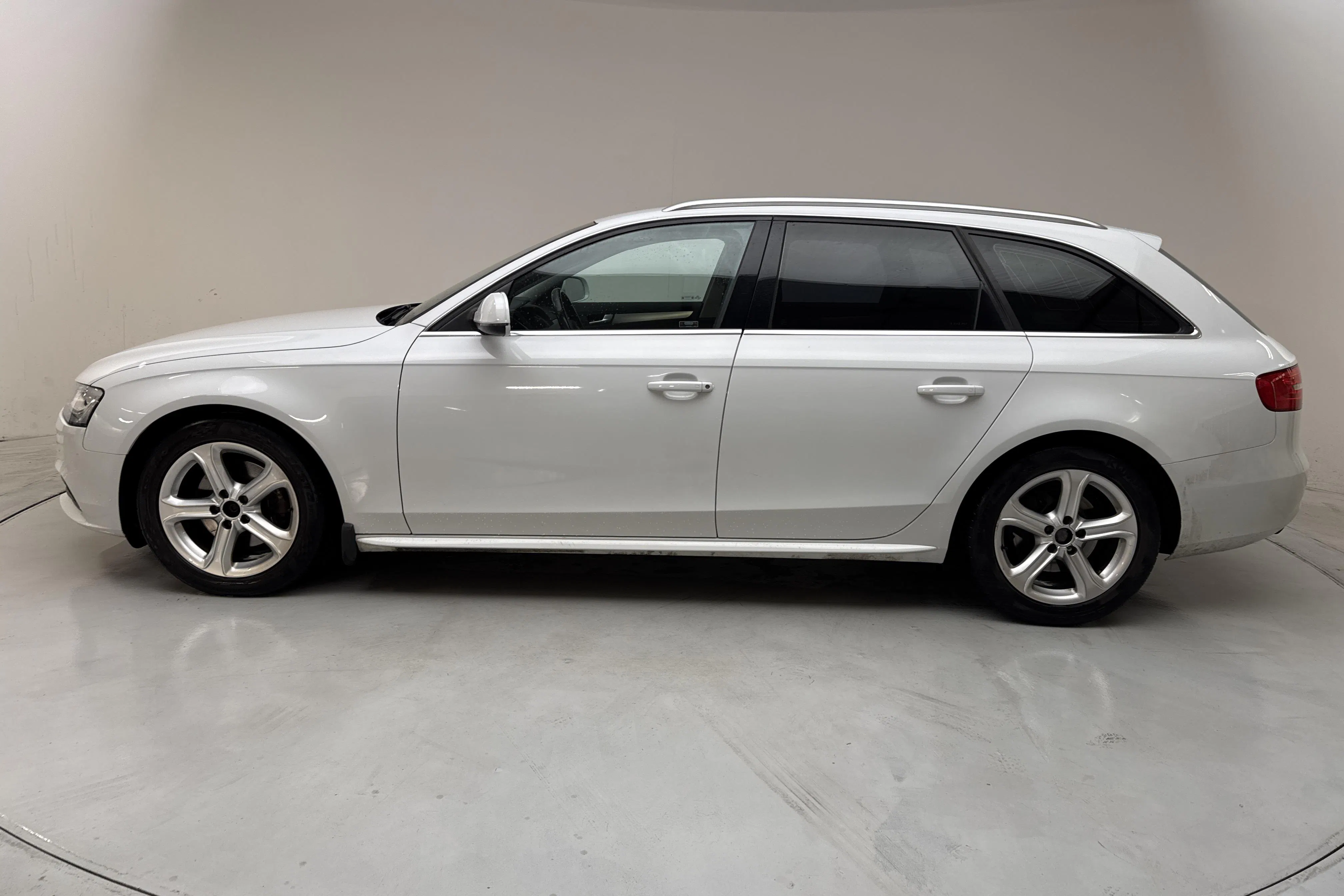 Presentationsfoto 2 av 13: Audi A4 2.0 TDI clean diesel Avant (150hk) - 19 872 mil - Manuell - vit - 2014