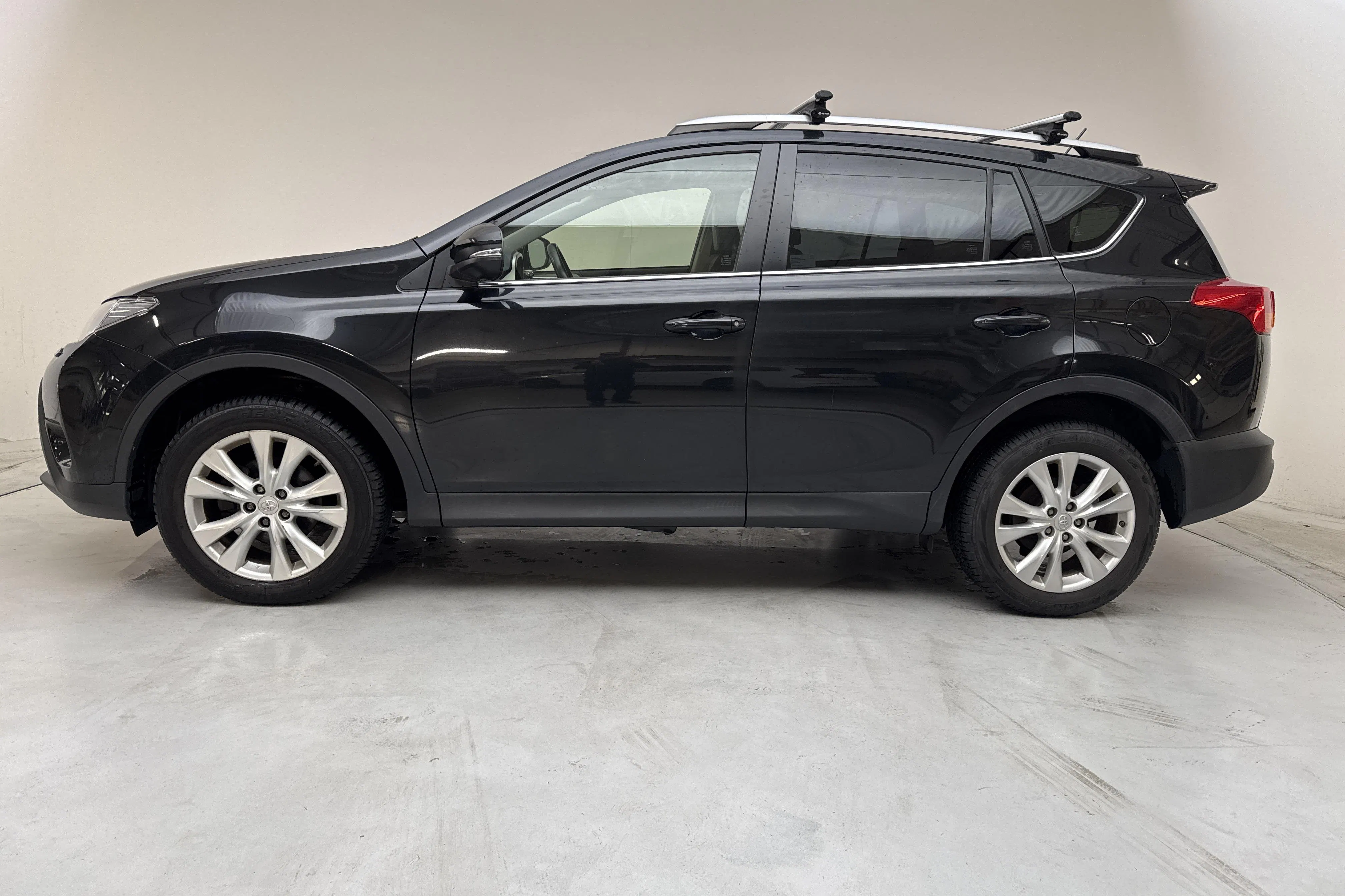 Presentationsfoto 2 av 15: Toyota RAV4 2.2 D-4D D-CAT (150hk) - 6 457 mil - Automat - svart - 2014