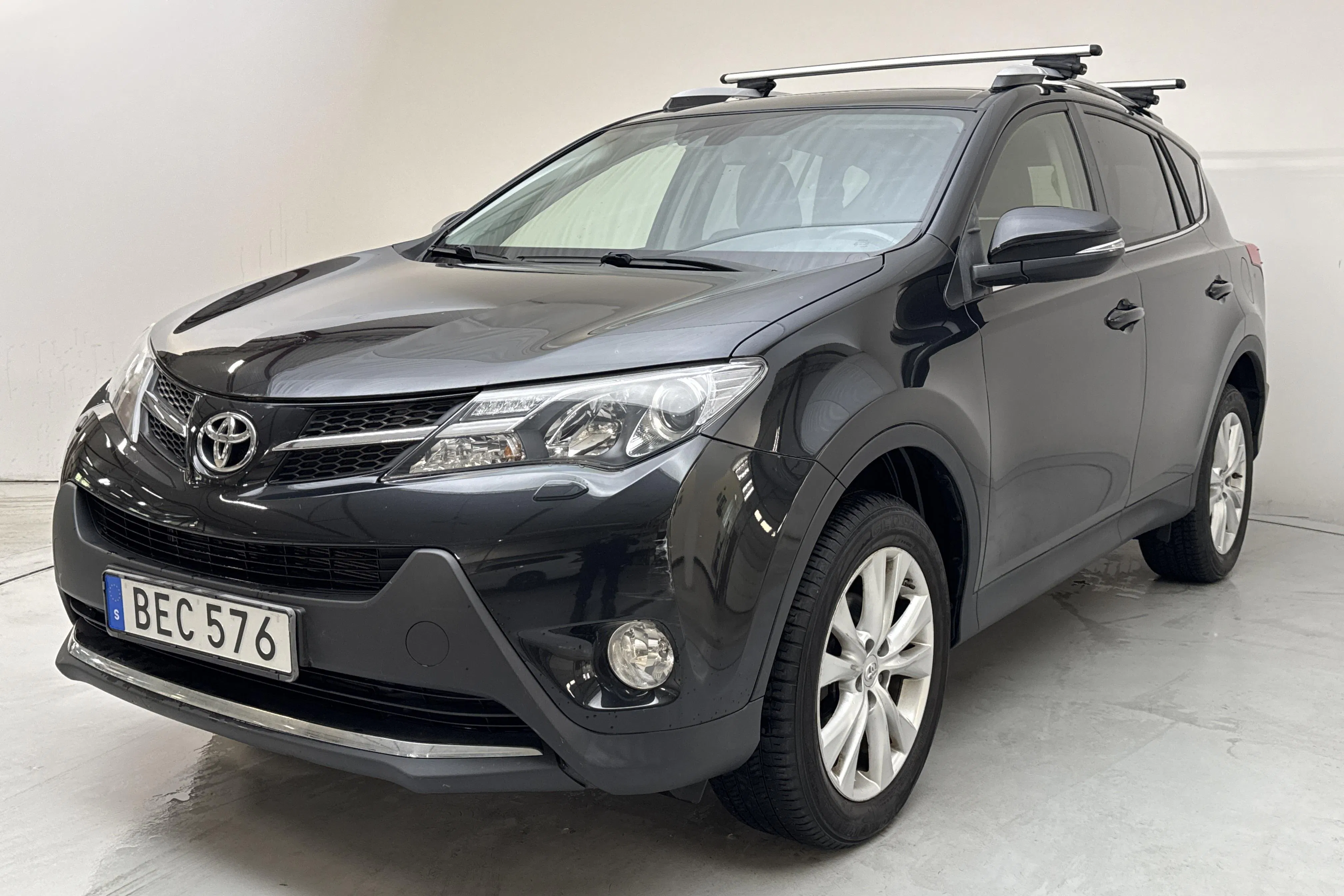 Presentationsfoto 1 av 15: Toyota RAV4 2.2 D-4D D-CAT (150hk) - 6 457 mil - Automat - svart - 2014
