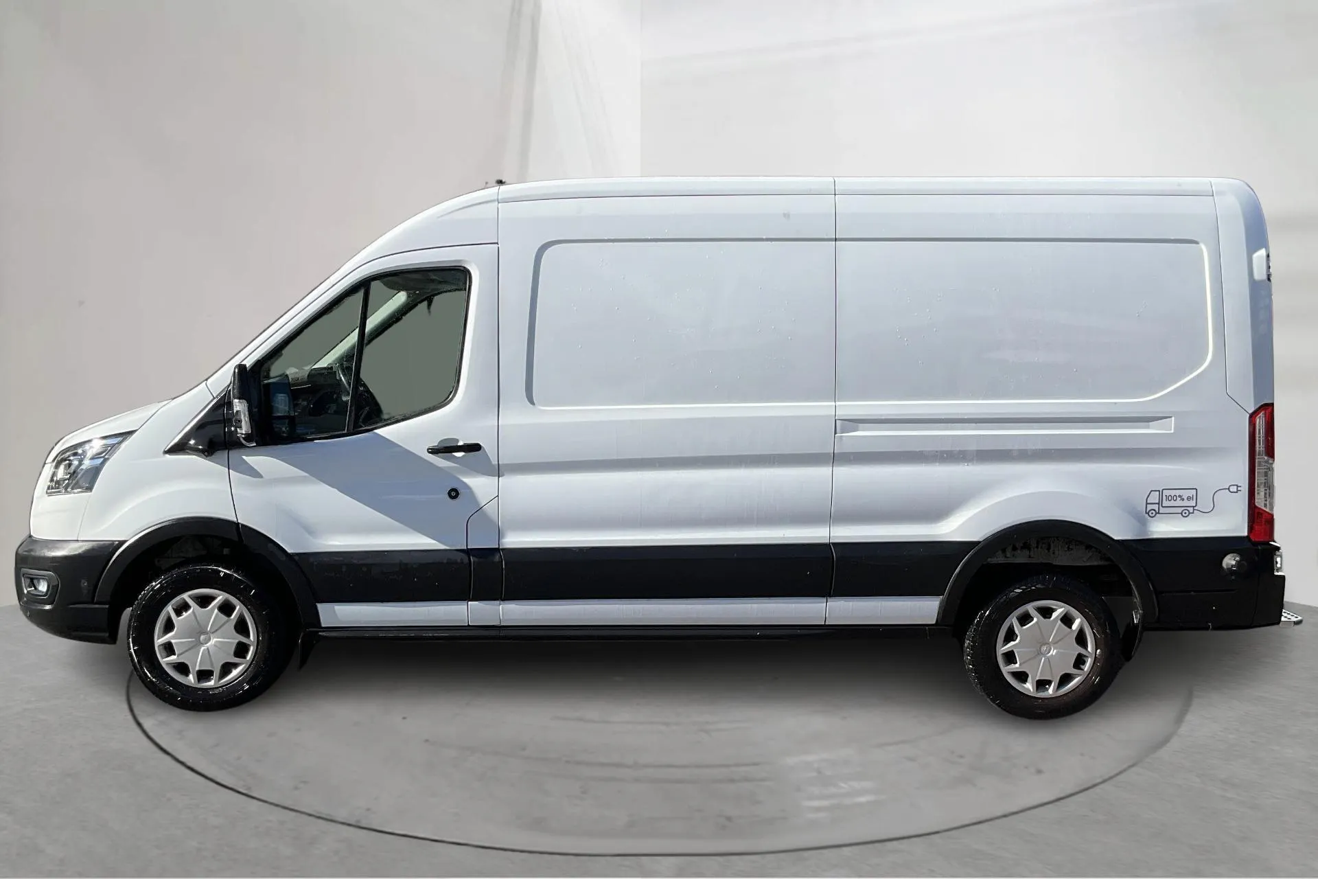 Presentation photo 2 of 13: Ford e-Transit 350 RWD 68kWh Skåp (184hk) - 50 720 km - Automatic - white - 2022