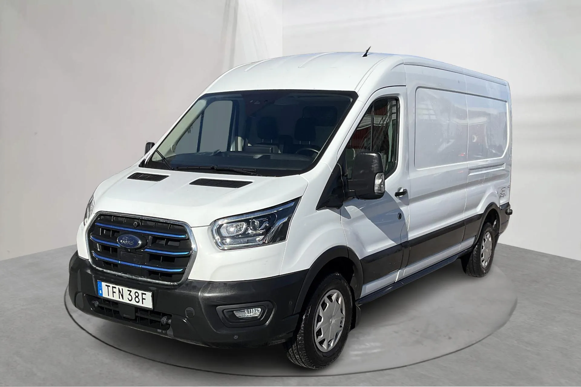Presentation photo 1 of 13: Ford e-Transit 350 RWD 68kWh Skåp (184hk) - 50 720 km - Automatic - white - 2022