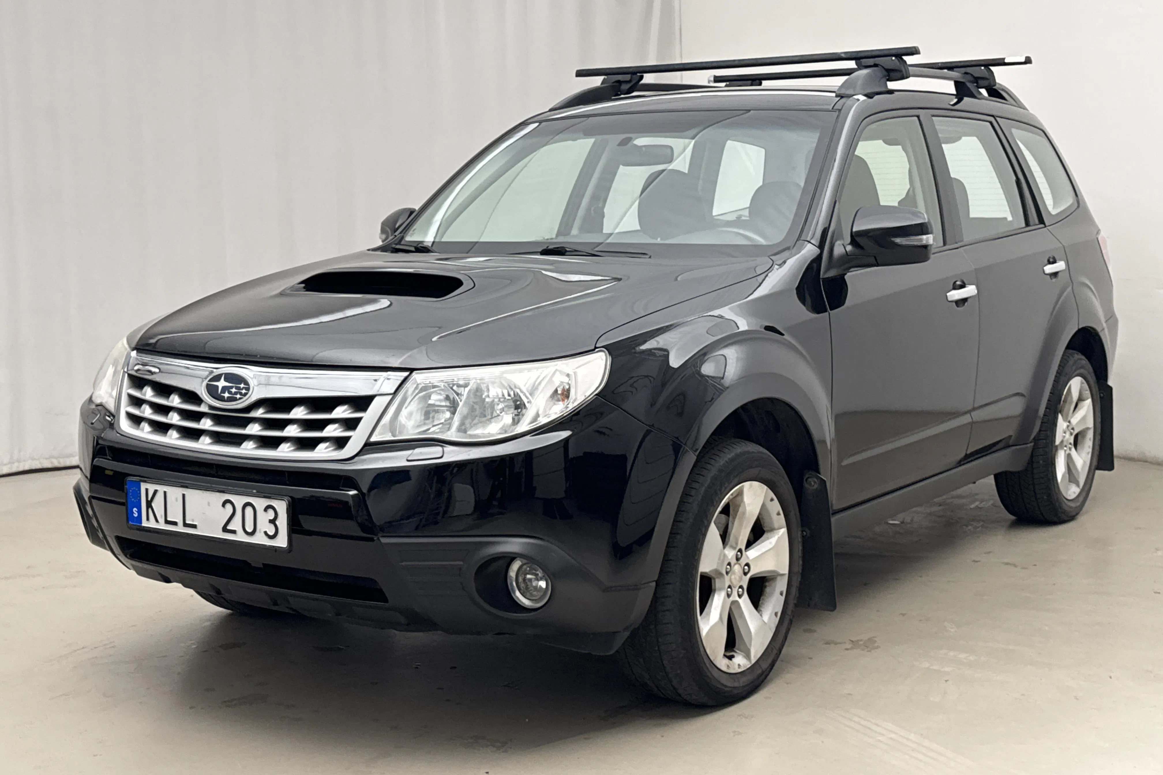 Presentationsfoto 1 av 16: Subaru Forester 2.0D (147hk) - 20 632 mil - Manuell - svart - 2012