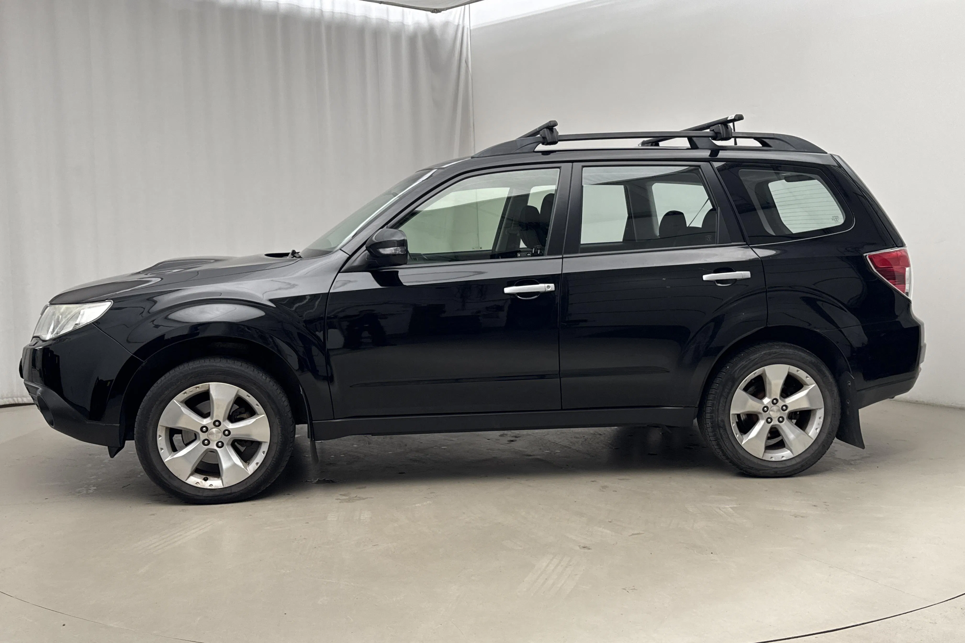 Presentationsfoto 2 av 16: Subaru Forester 2.0D (147hk) - 20 632 mil - Manuell - svart - 2012