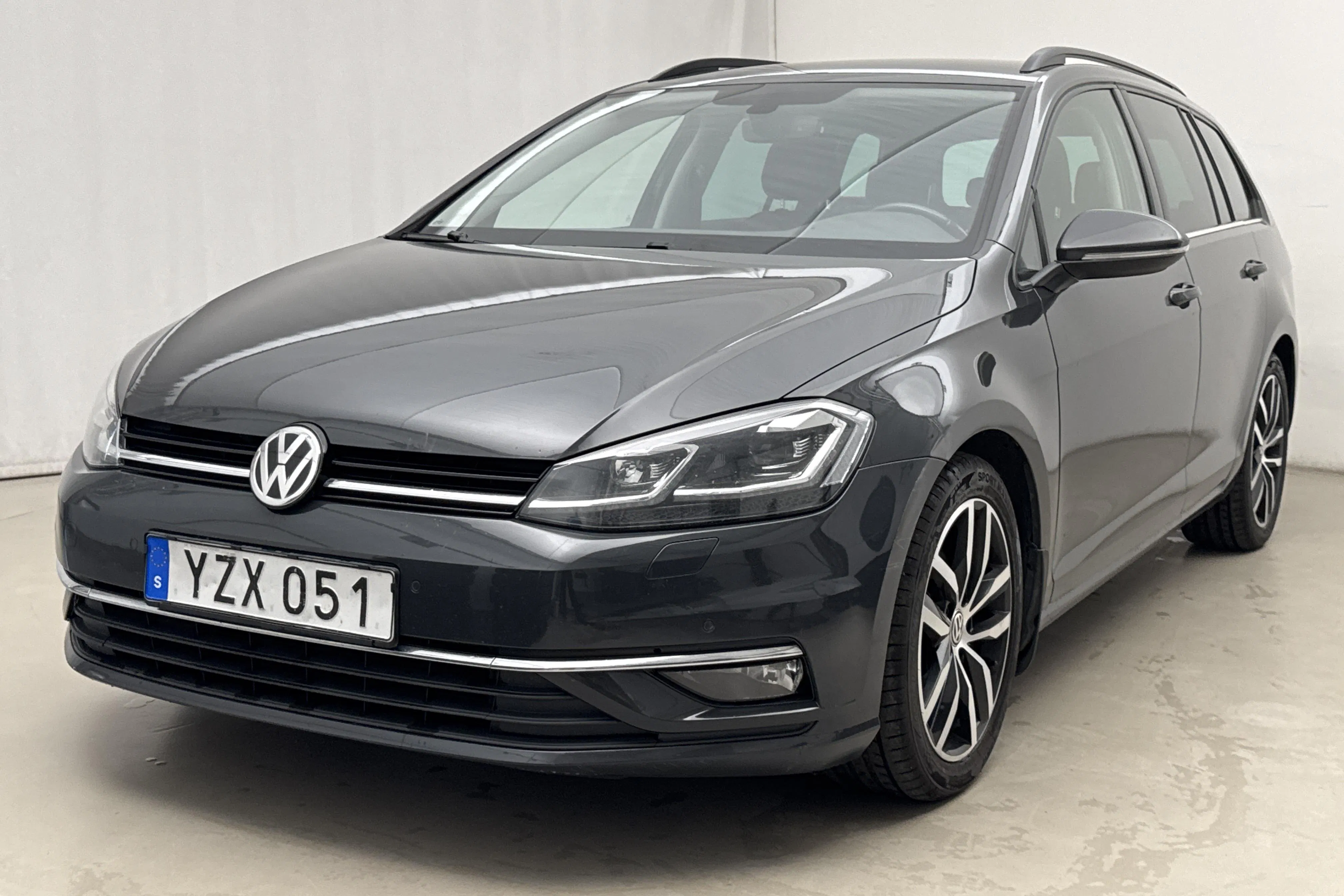 Presentation photo 1 of 18: VW Golf VII 1.5 TSI Sportscombi (150hk) - 211 280 km - Automatic - dark grey - 2018