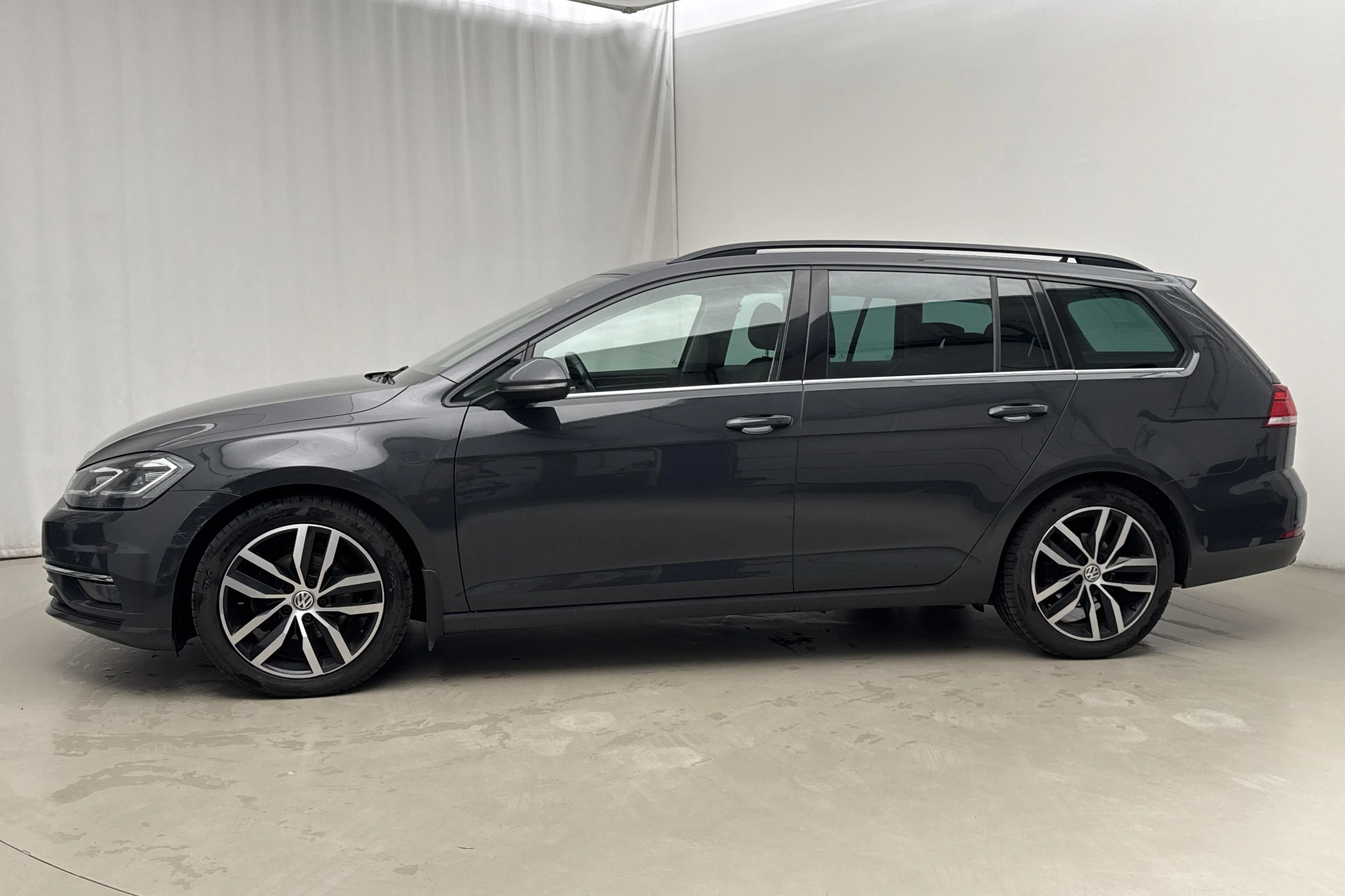 Presentation photo 2 of 18: VW Golf VII 1.5 TSI Sportscombi (150hk) - 211 280 km - Automatic - dark grey - 2018