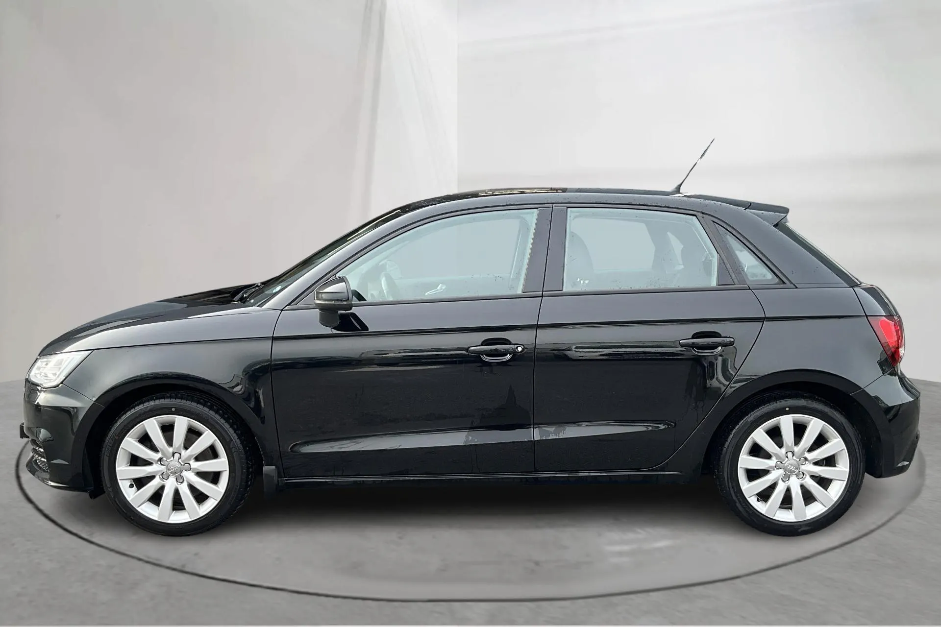 Presentationsfoto 2 av 14: Audi A1 1.4 TFSI Sportback (125hk) - 14 464 mil - Automat - svart - 2018