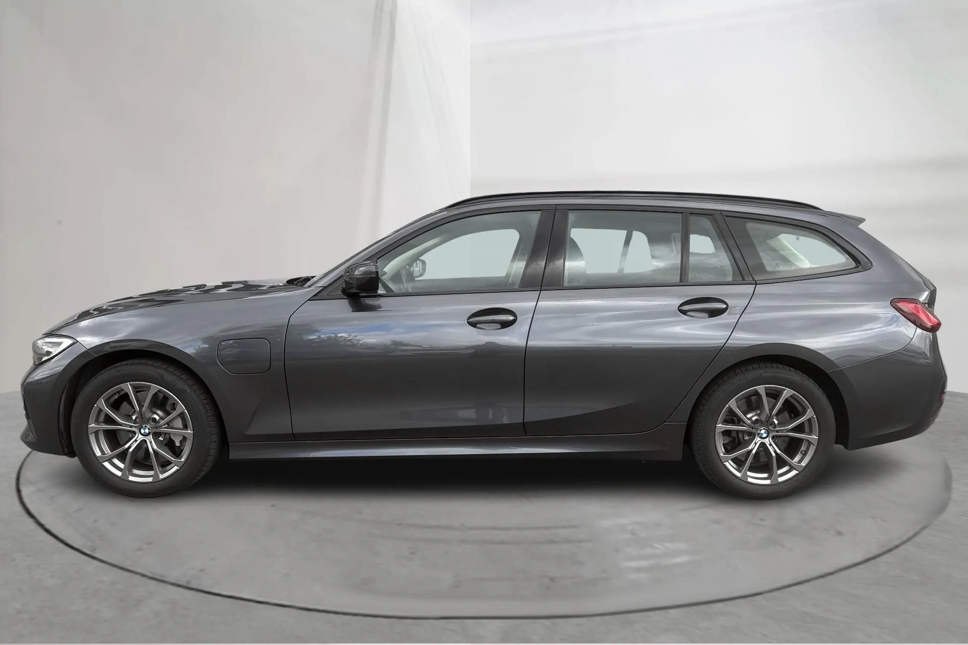 Presentationsfoto 2 av 18: BMW 330e Touring, G21 (292hk) - 11 737 mil - Automat - grå - 2021