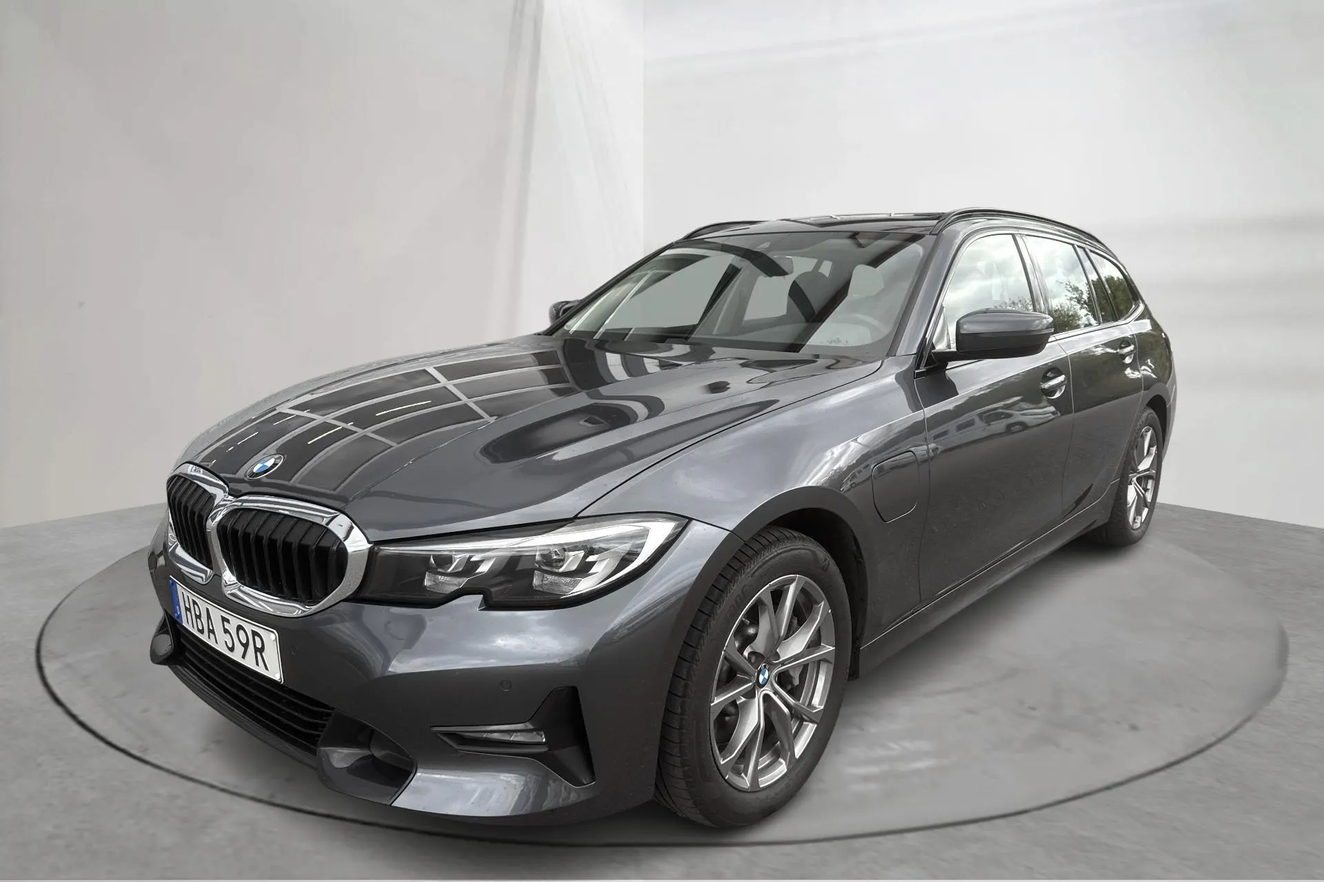 Presentationsfoto 1 av 18: BMW 330e Touring, G21 (292hk) - 11 737 mil - Automat - grå - 2021