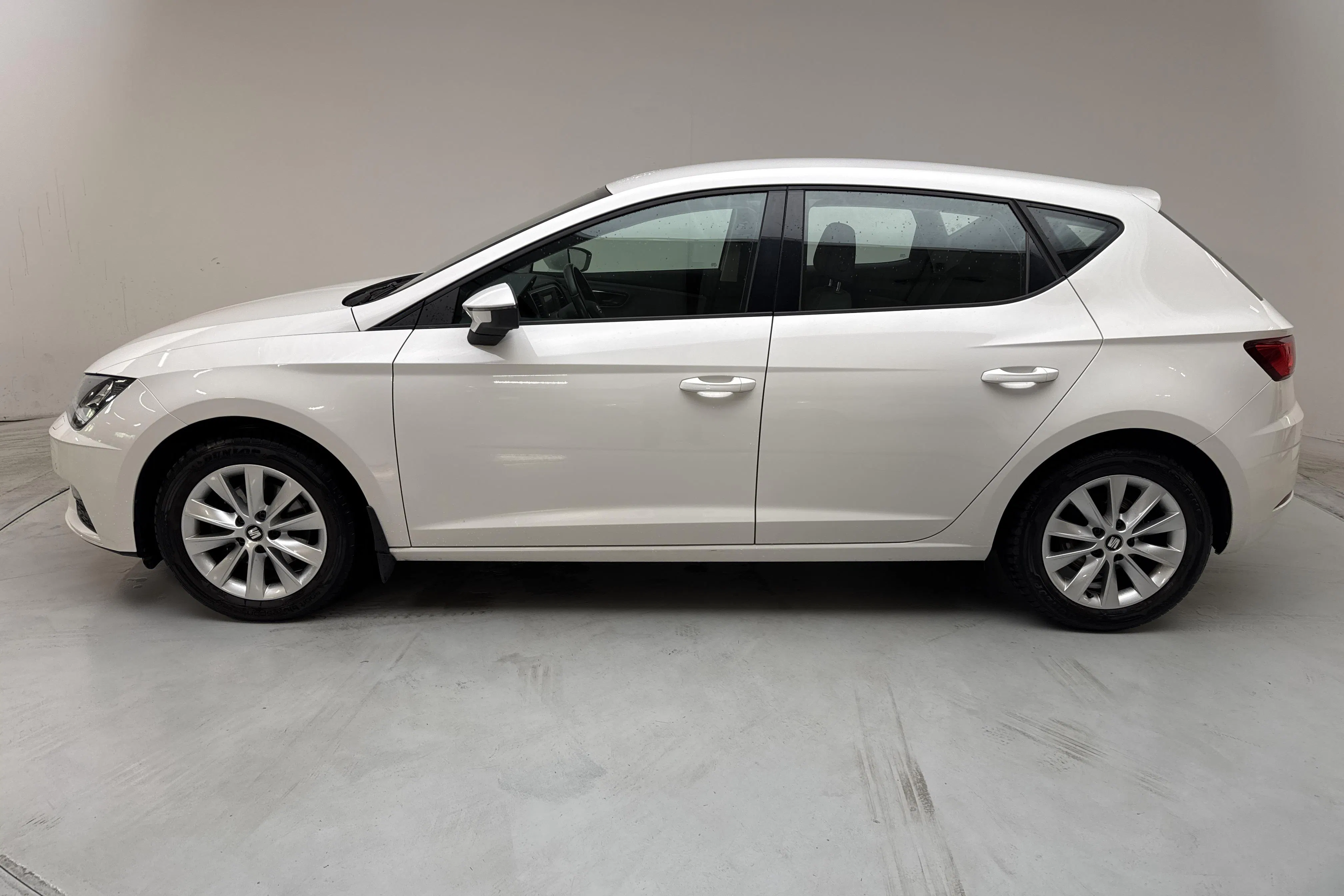 Presentationsfoto 2 av 12: Seat Leon 1.5 TGI 5dr (130hk) - 5 039 mil - Manuell - vit - 2020
