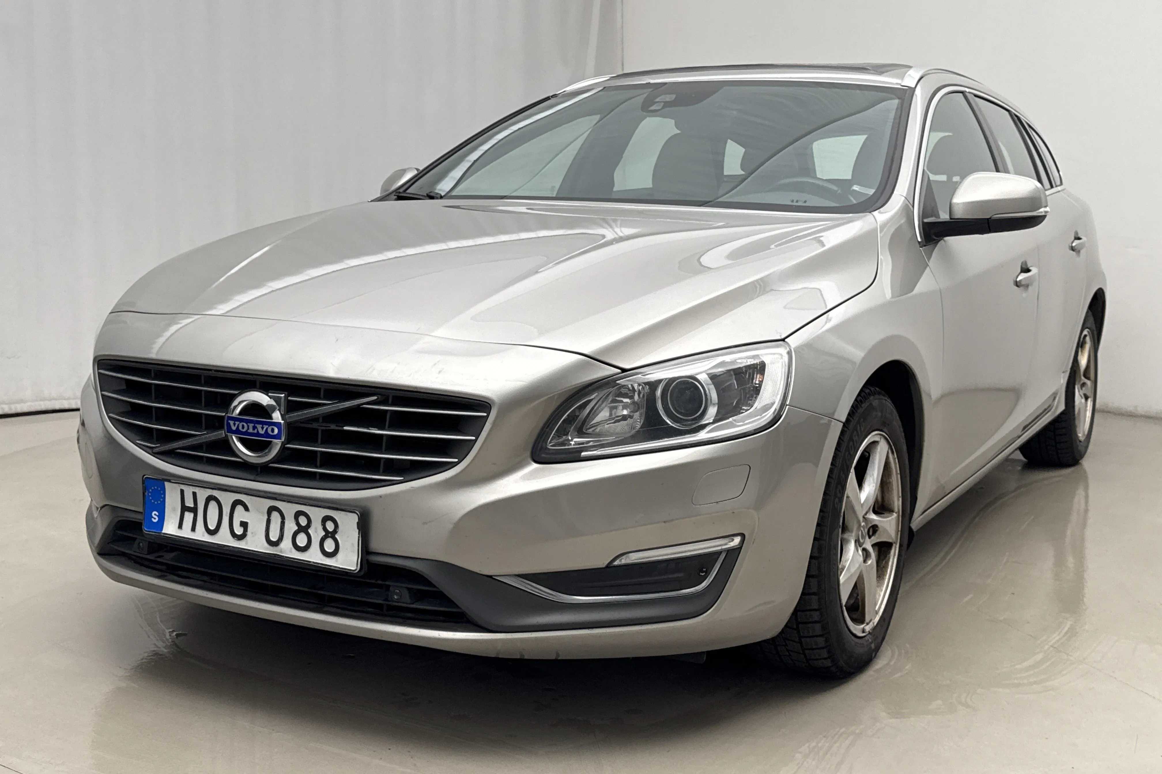 Presentation photo 1 of 17: Volvo V60 D4 (181hk) - 234 250 km - Automatic - light brown - 2015