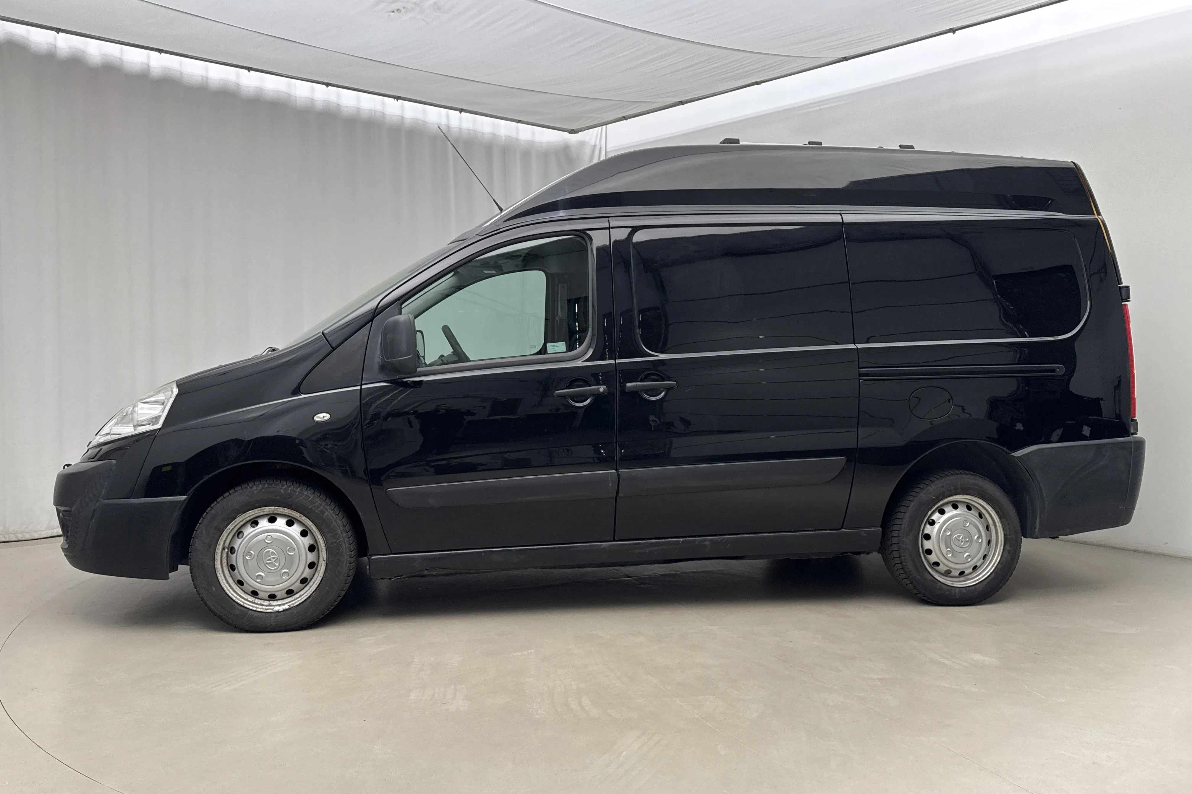 Presentationsfoto 2 av 12: Toyota PROACE 2.0 D-4D (163hk) - 21 460 mil - Manuell - svart - 2014