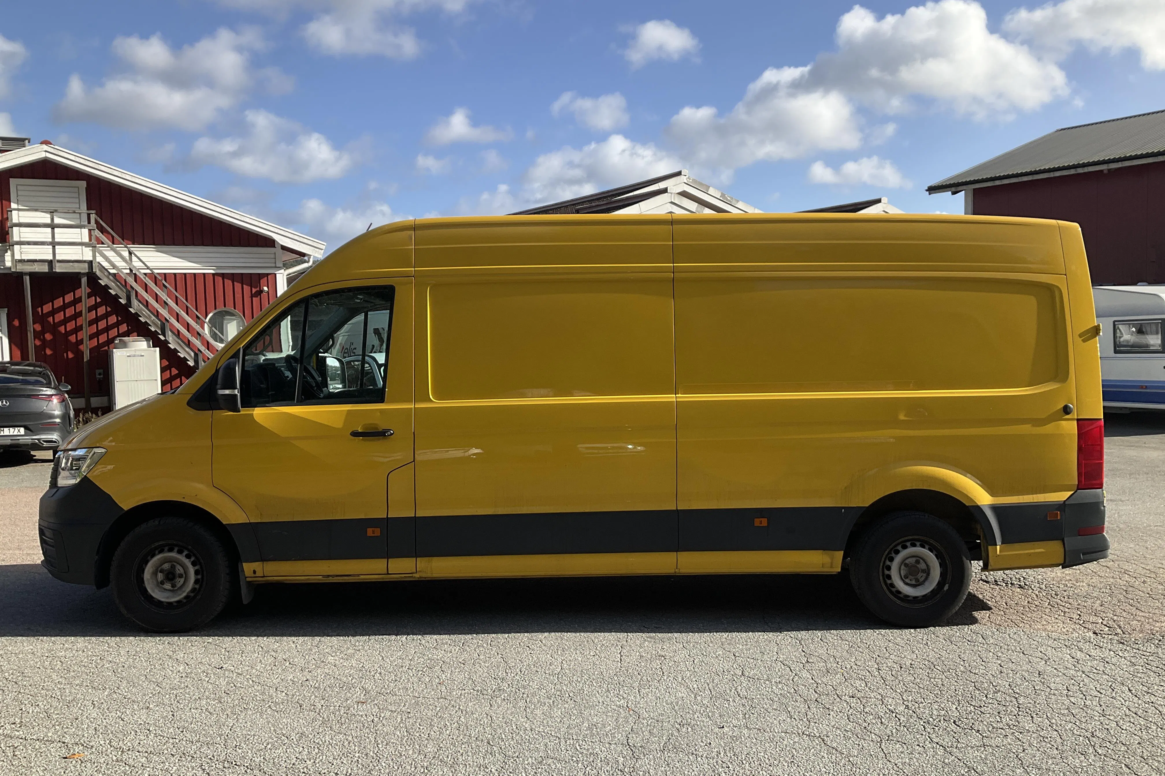 Presentation photo 2 of 12: VW Crafter 35 2.0 TDI Skåp (140hk) - 222 550 km - Automatic - yellow - 2021