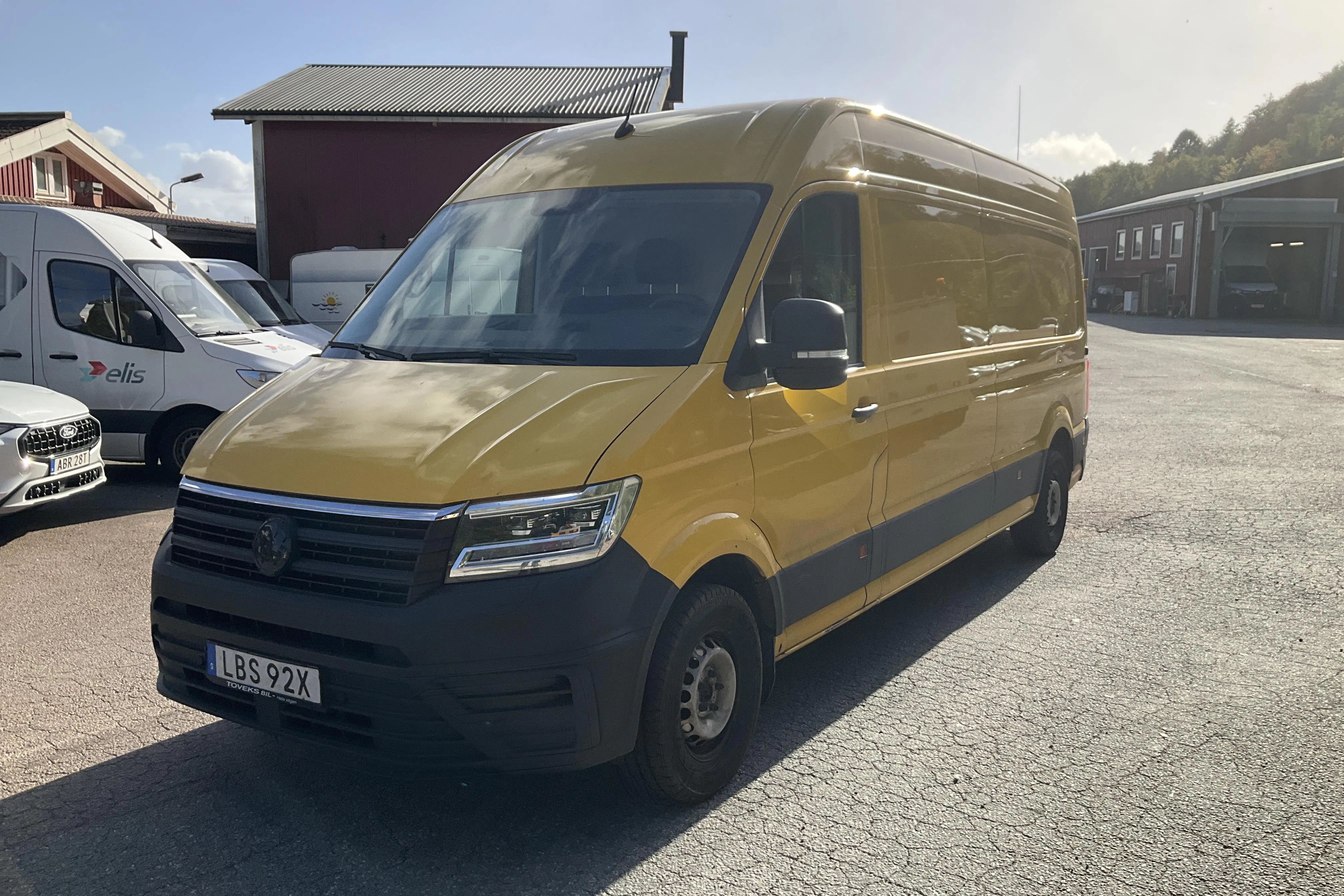 Presentation photo 1 of 12: VW Crafter 35 2.0 TDI Skåp (140hk) - 222 550 km - Automatic - yellow - 2021