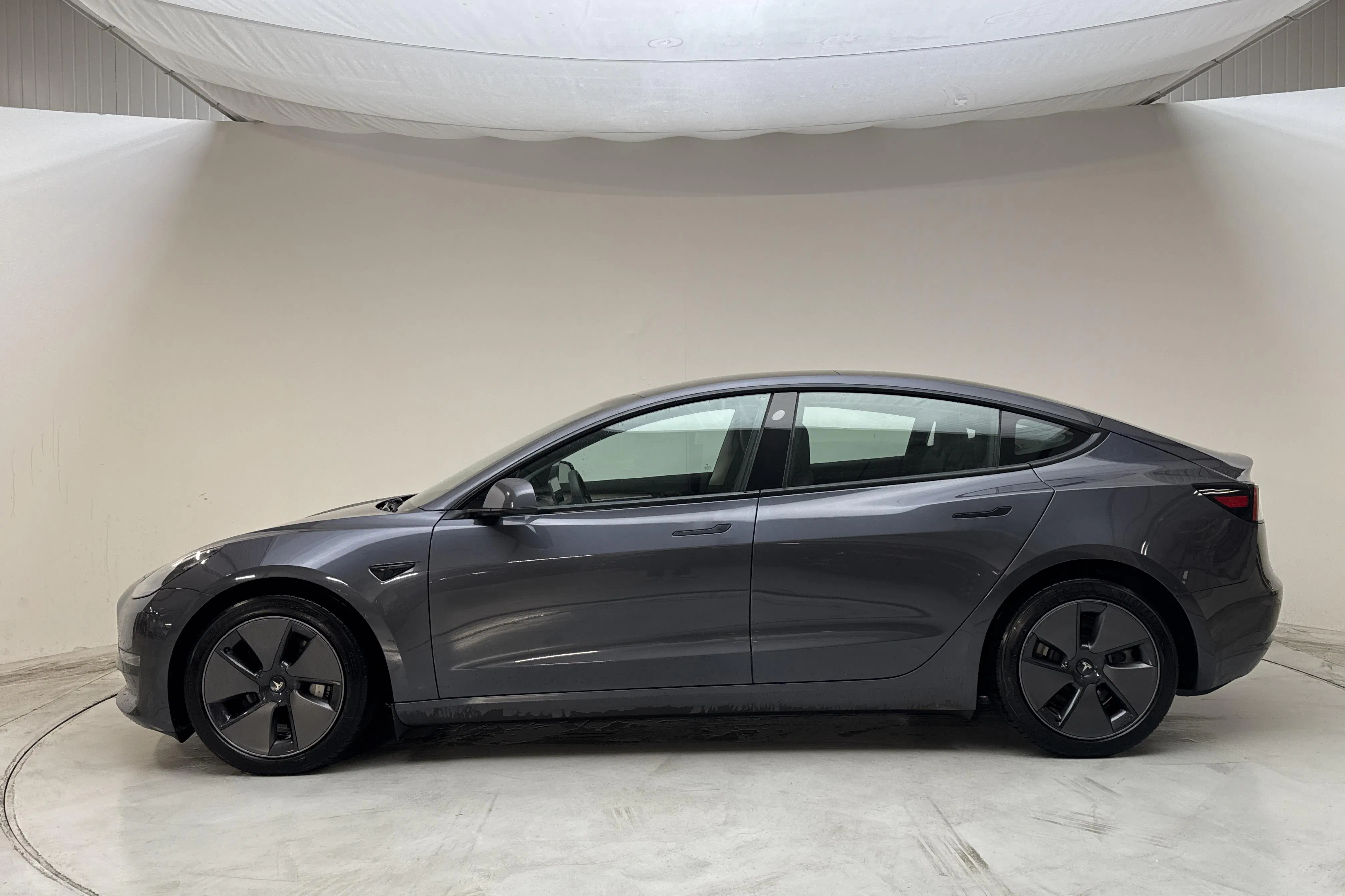 Presentationsfoto 2 av 19: Tesla Model 3 Long Range Dual Motor AWD - 9 523 mil - Automat - grå - 2023