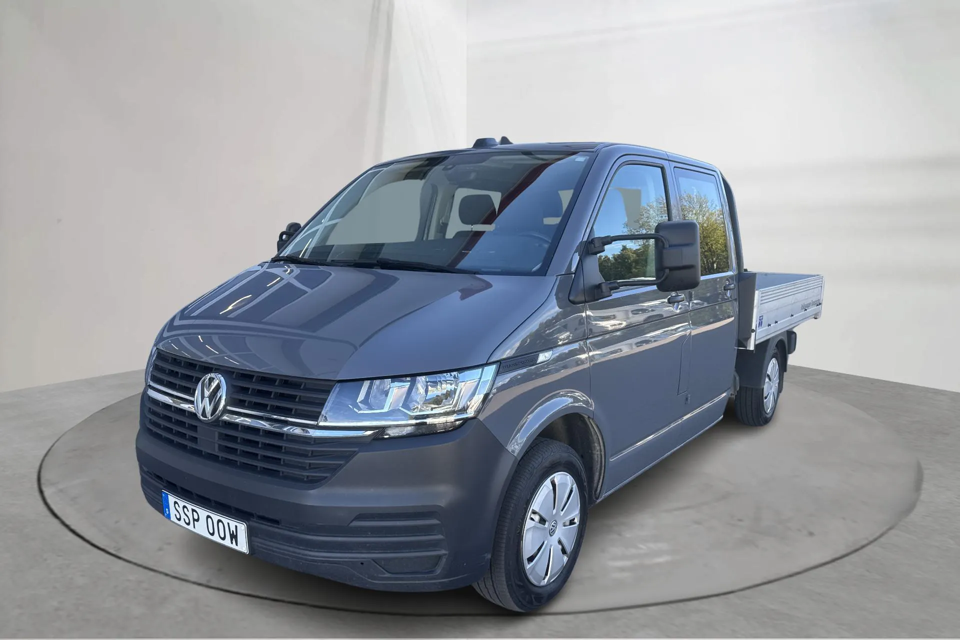 Presentationsfoto 1 av 13: VW Transporter Pickup T6.1 TDI (110hk) - 6 834 mil - Manuell - grå - 2022