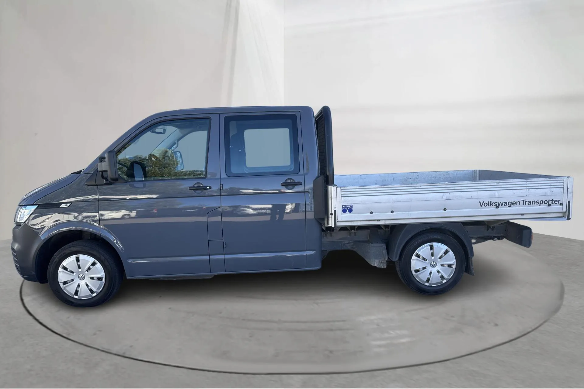 Presentationsfoto 2 av 13: VW Transporter Pickup T6.1 TDI (110hk) - 6 834 mil - Manuell - grå - 2022
