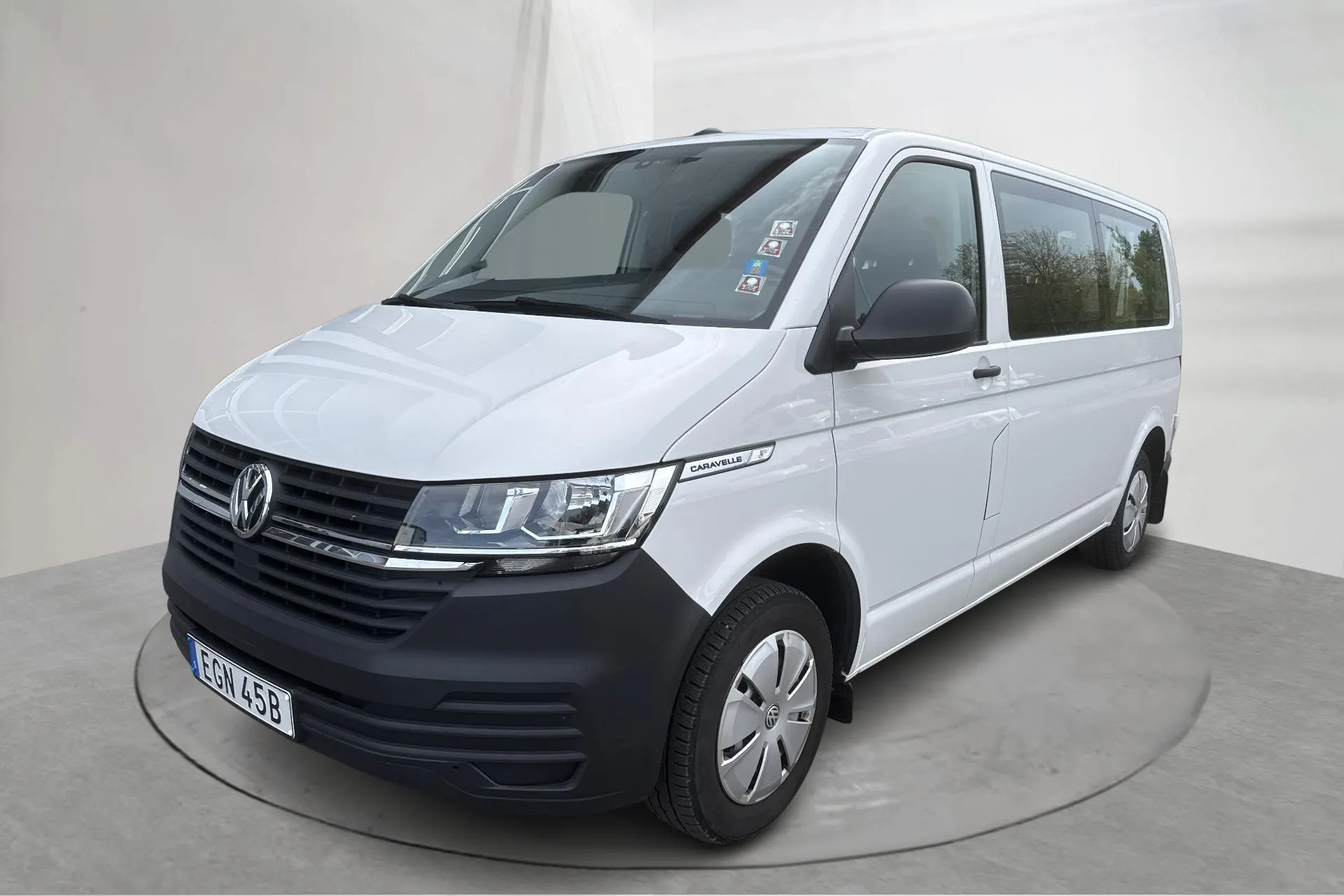 Presentationsfoto 1 av 14: VW Caravelle T6.1 TDI (150hk) - 7 169 mil - Automat - vit - 2023