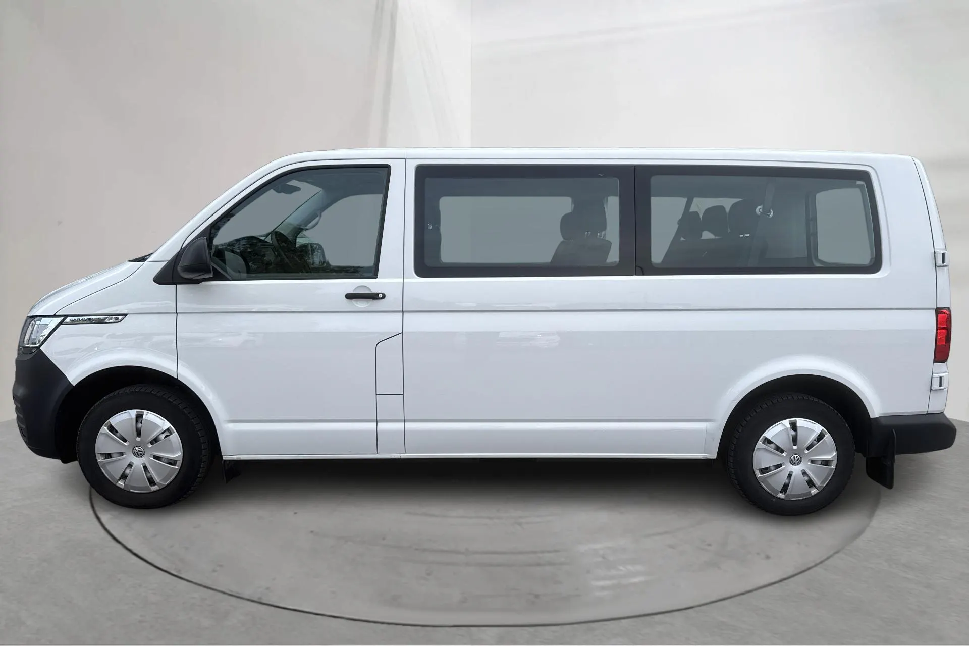 Presentationsfoto 2 av 14: VW Caravelle T6.1 TDI (150hk) - 7 169 mil - Automat - vit - 2023