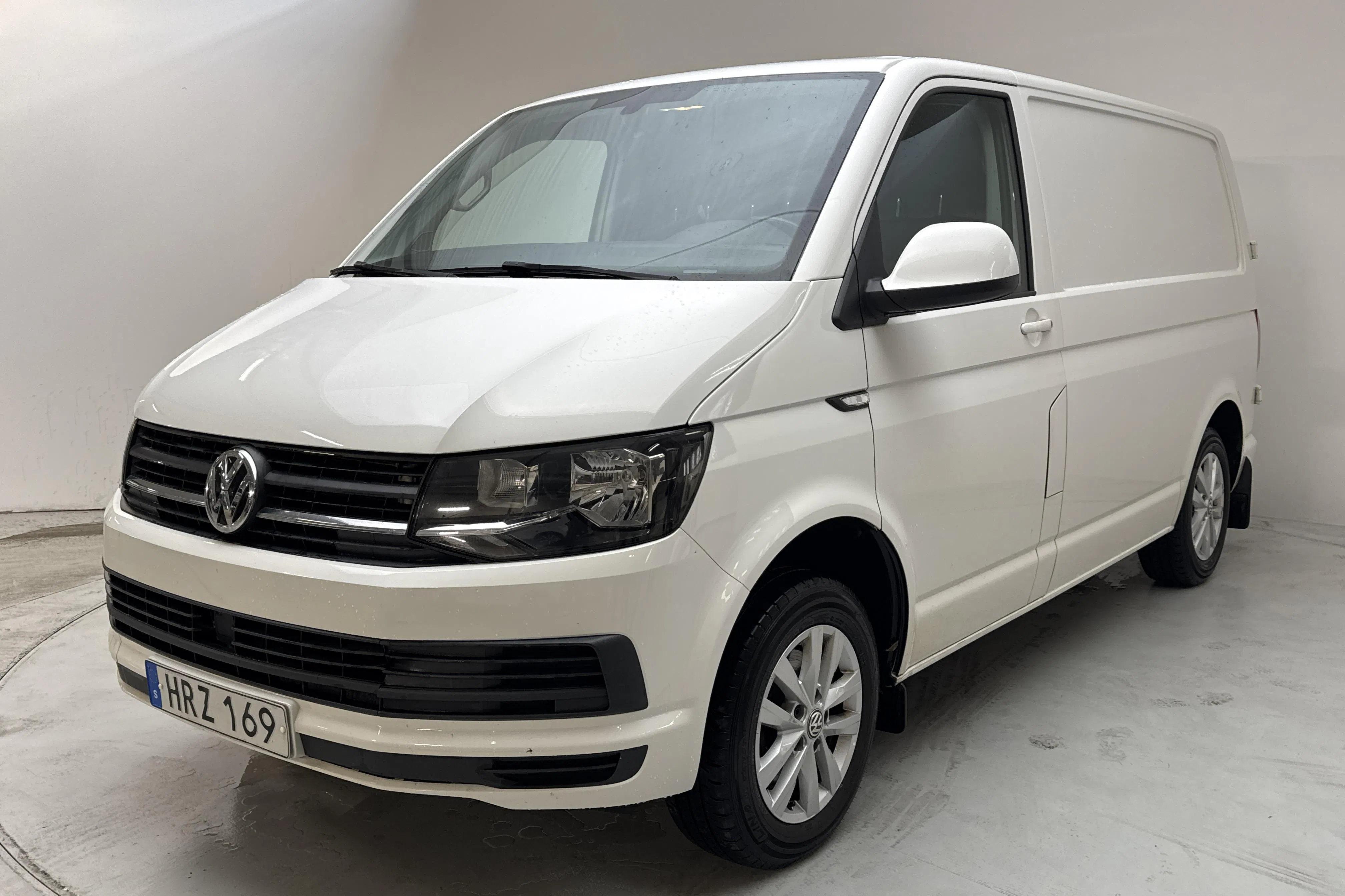 Presentationsfoto 1 av 12: VW Transporter T6 2.0 TDI BMT Skåp (102hk) - 22 170 mil - Manuell - vit - 2018