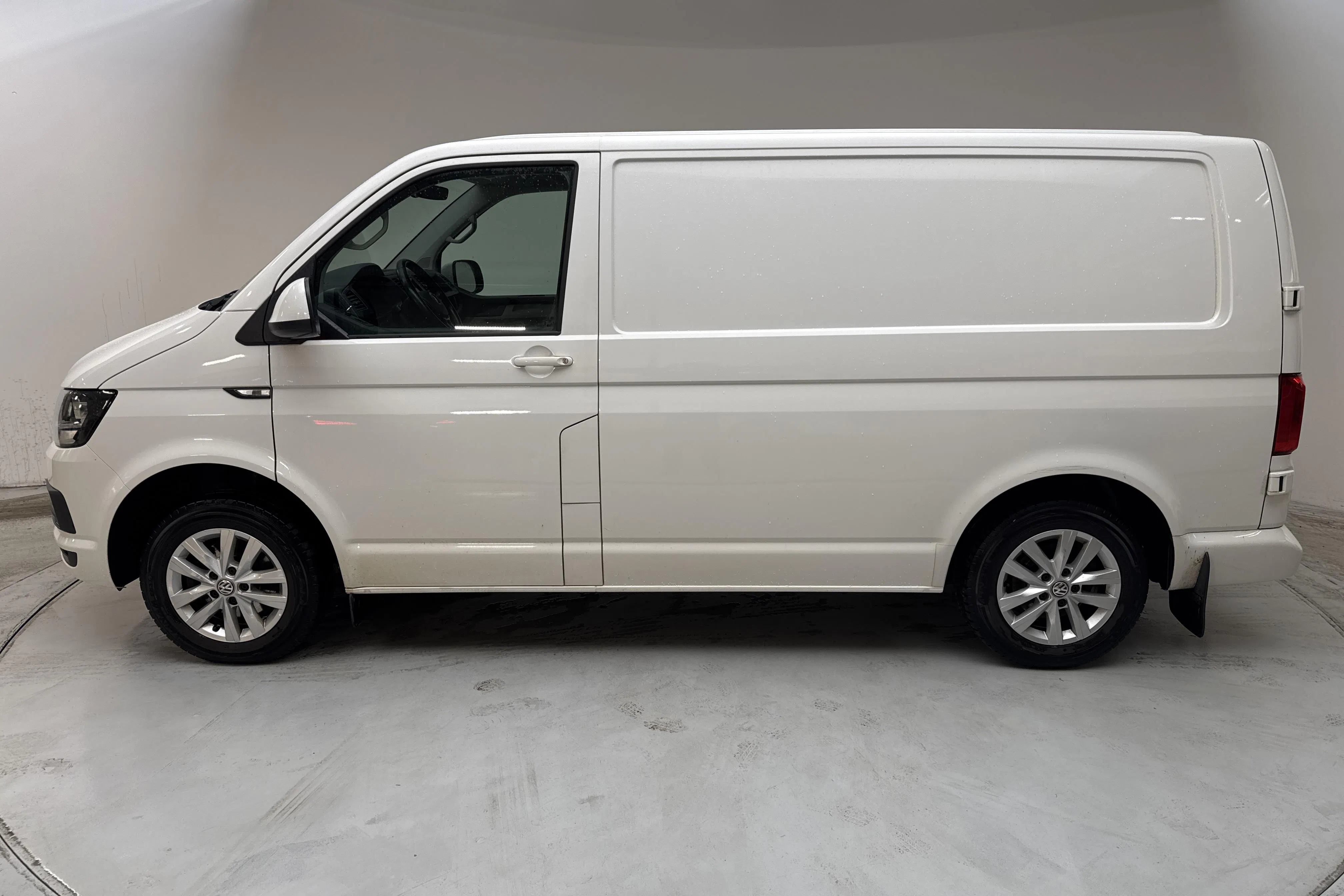 Presentationsfoto 2 av 12: VW Transporter T6 2.0 TDI BMT Skåp (102hk) - 22 170 mil - Manuell - vit - 2018