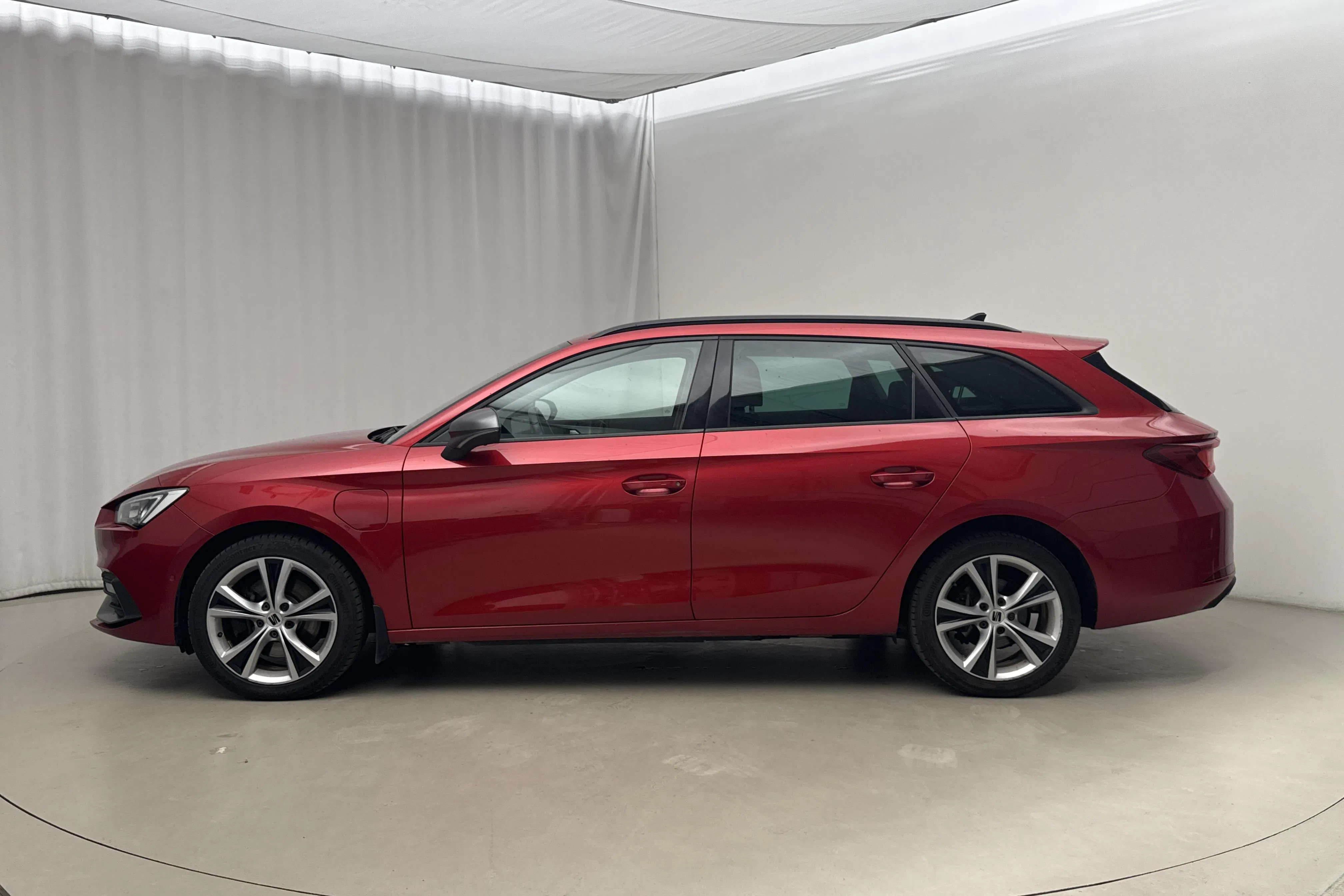 Presentation photo 2 of 20: Seat Leon 1.4 e-Hybrid Plug-in Sportstourer (204hk) - 97 880 km - Automatic - red - 2021