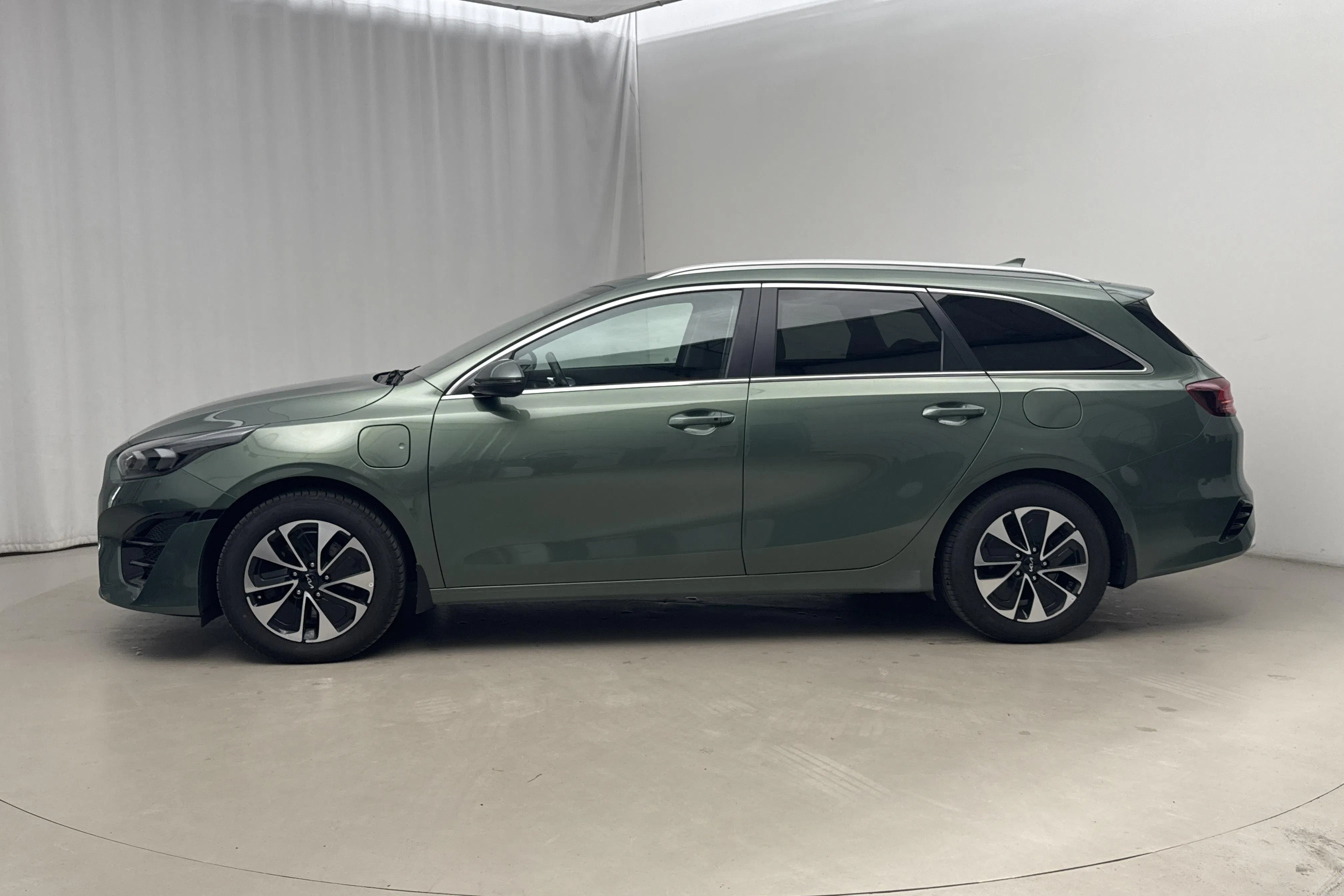 Presentationsfoto 2 av 18: KIA Ceed 1.6 Plug-in Hybrid SW (141hk) - 5 180 mil - Automat - grön - 2023