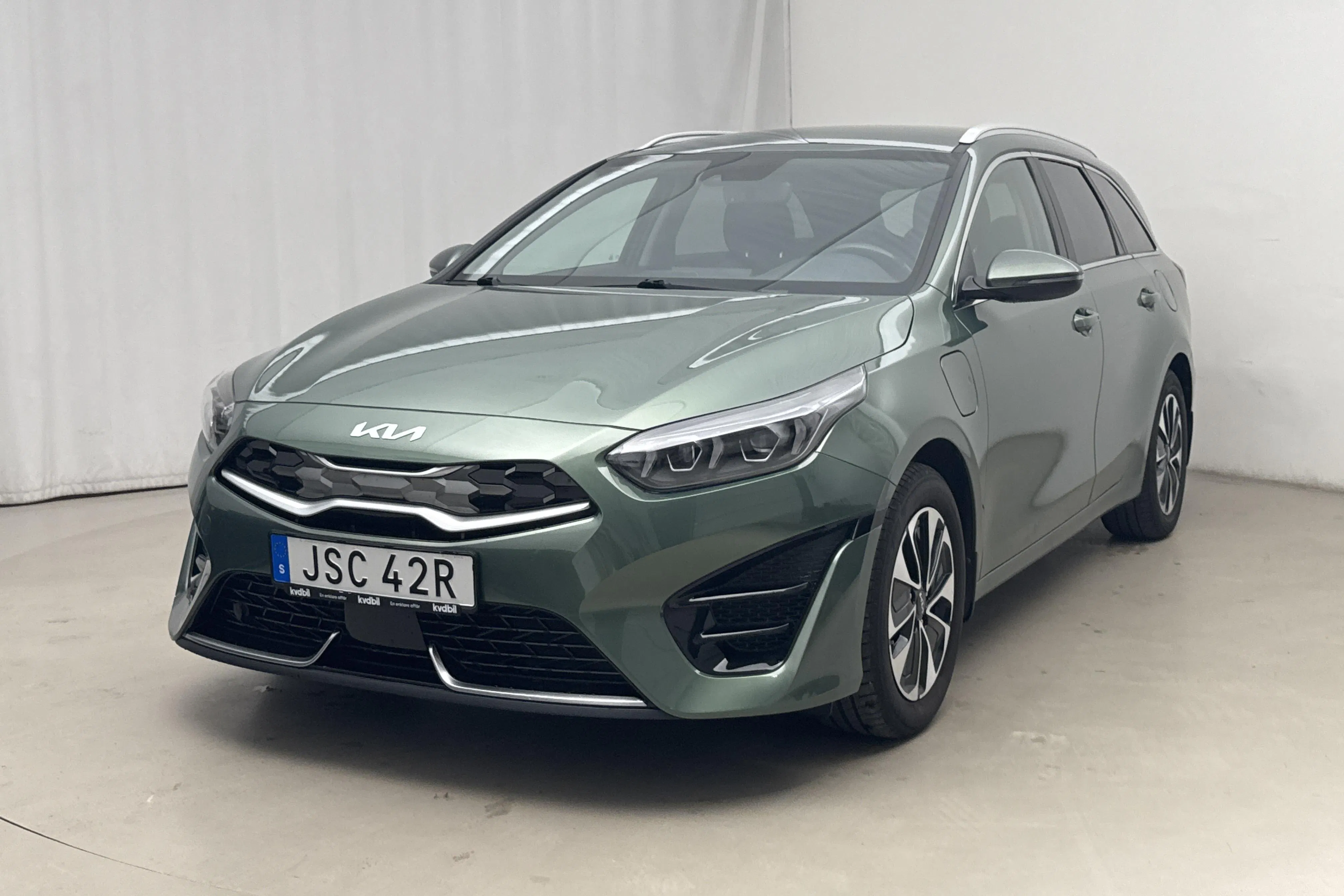 Presentationsfoto 1 av 18: KIA Ceed 1.6 Plug-in Hybrid SW (141hk) - 5 180 mil - Automat - grön - 2023