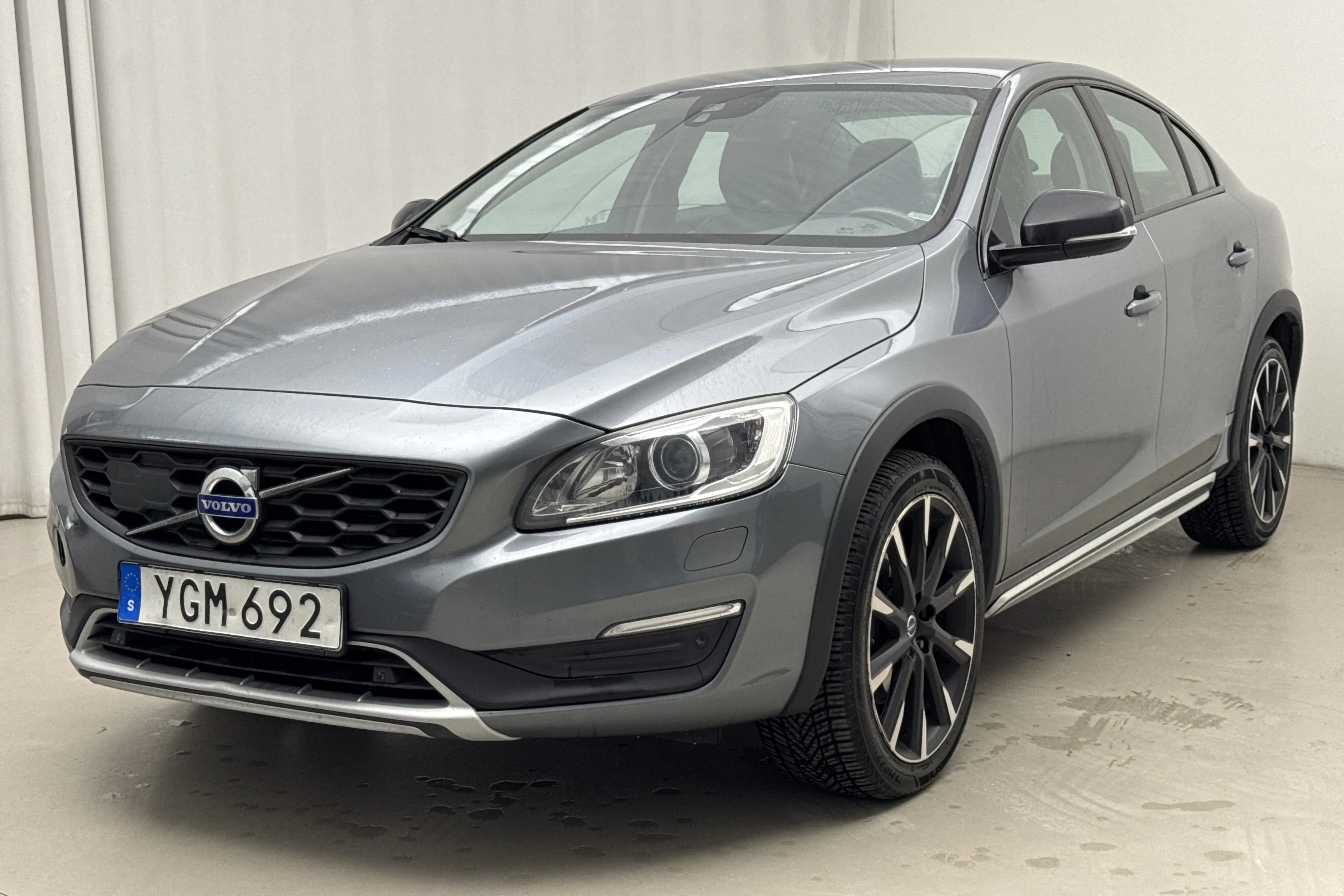 Presentationsfoto 1 av 18: Volvo S60 D3 Cross Country (150hk) - 18 858 mil - Automat - grå - 2017