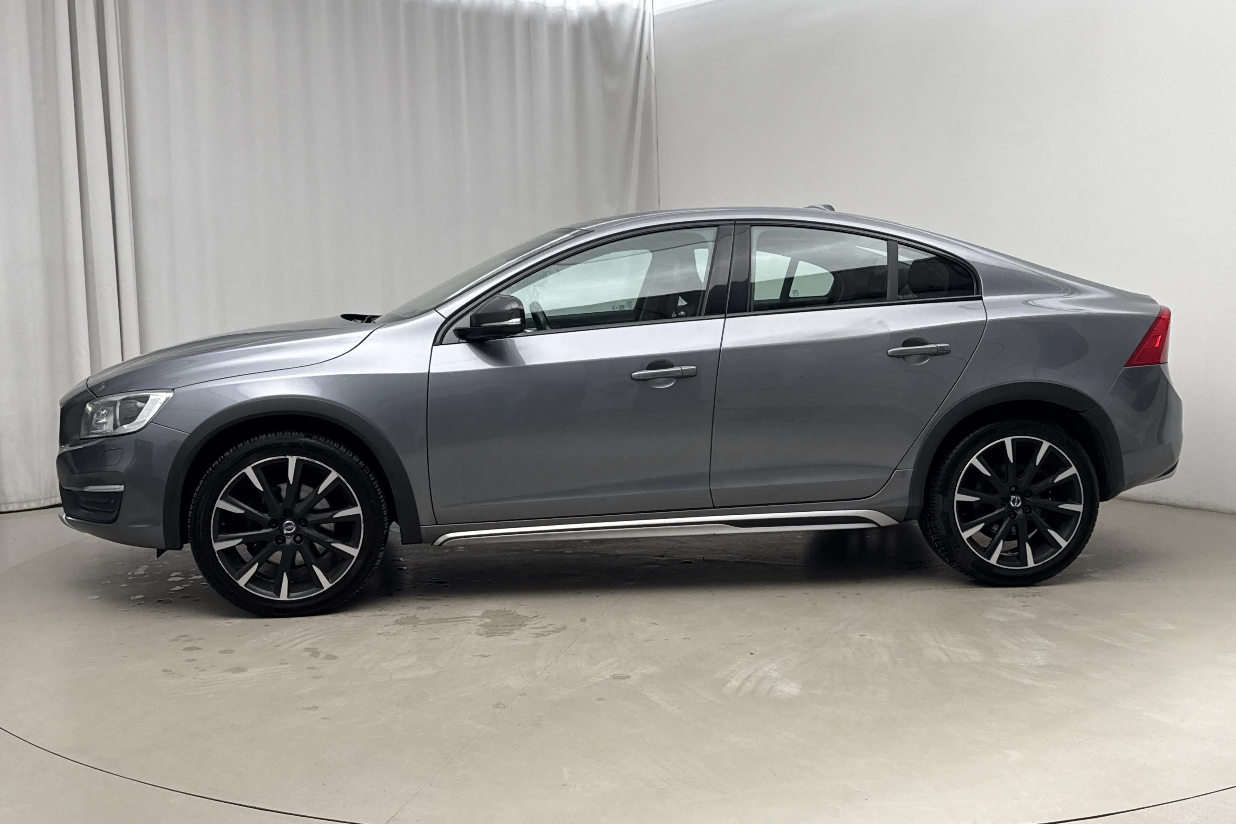 Presentationsfoto 2 av 18: Volvo S60 D3 Cross Country (150hk) - 18 858 mil - Automat - grå - 2017