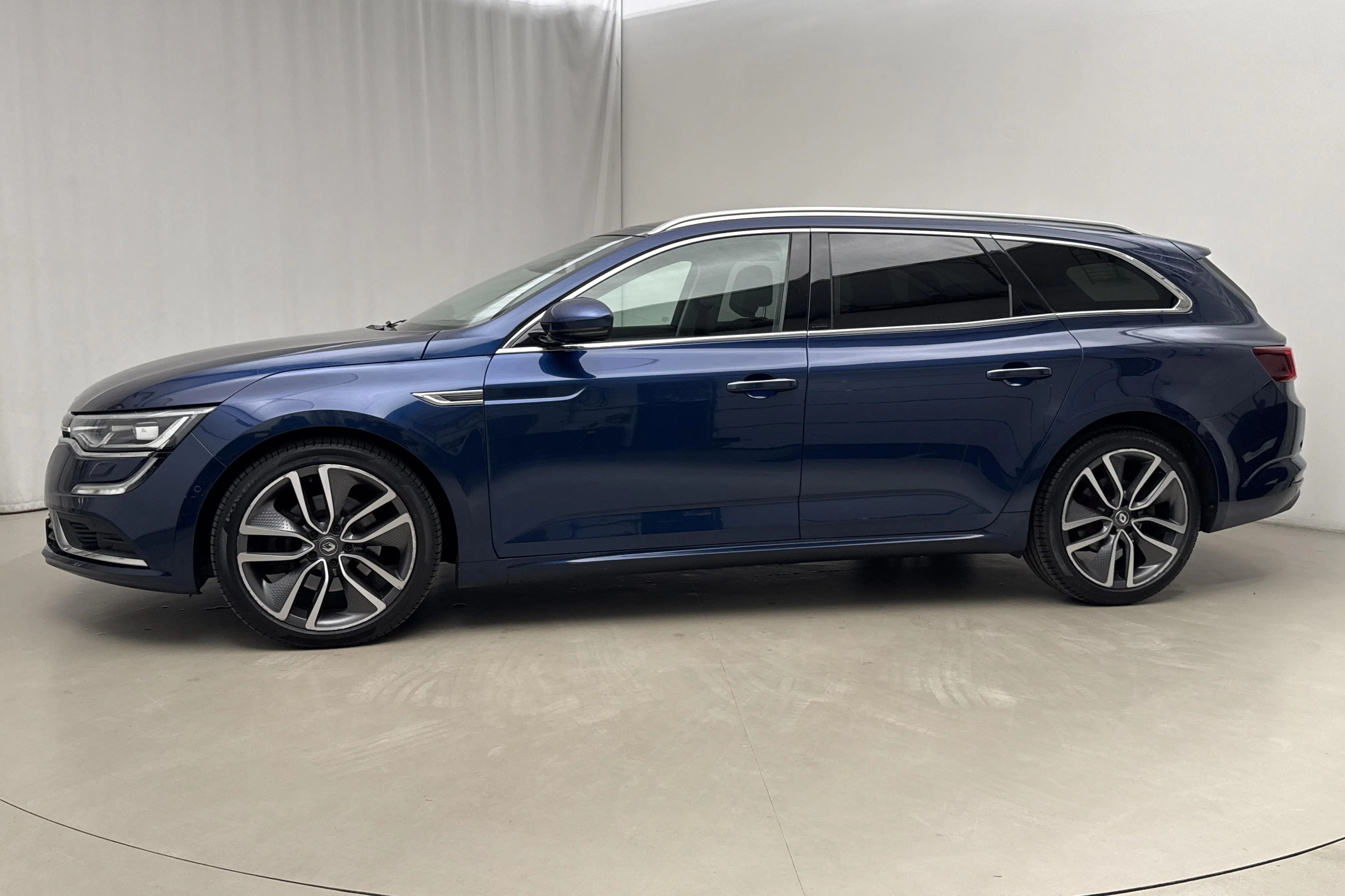 Presentationsfoto 2 av 19: Renault Talisman 1.6 dCi Kombi (160hk) - 9 482 mil - Automat - blå - 2016