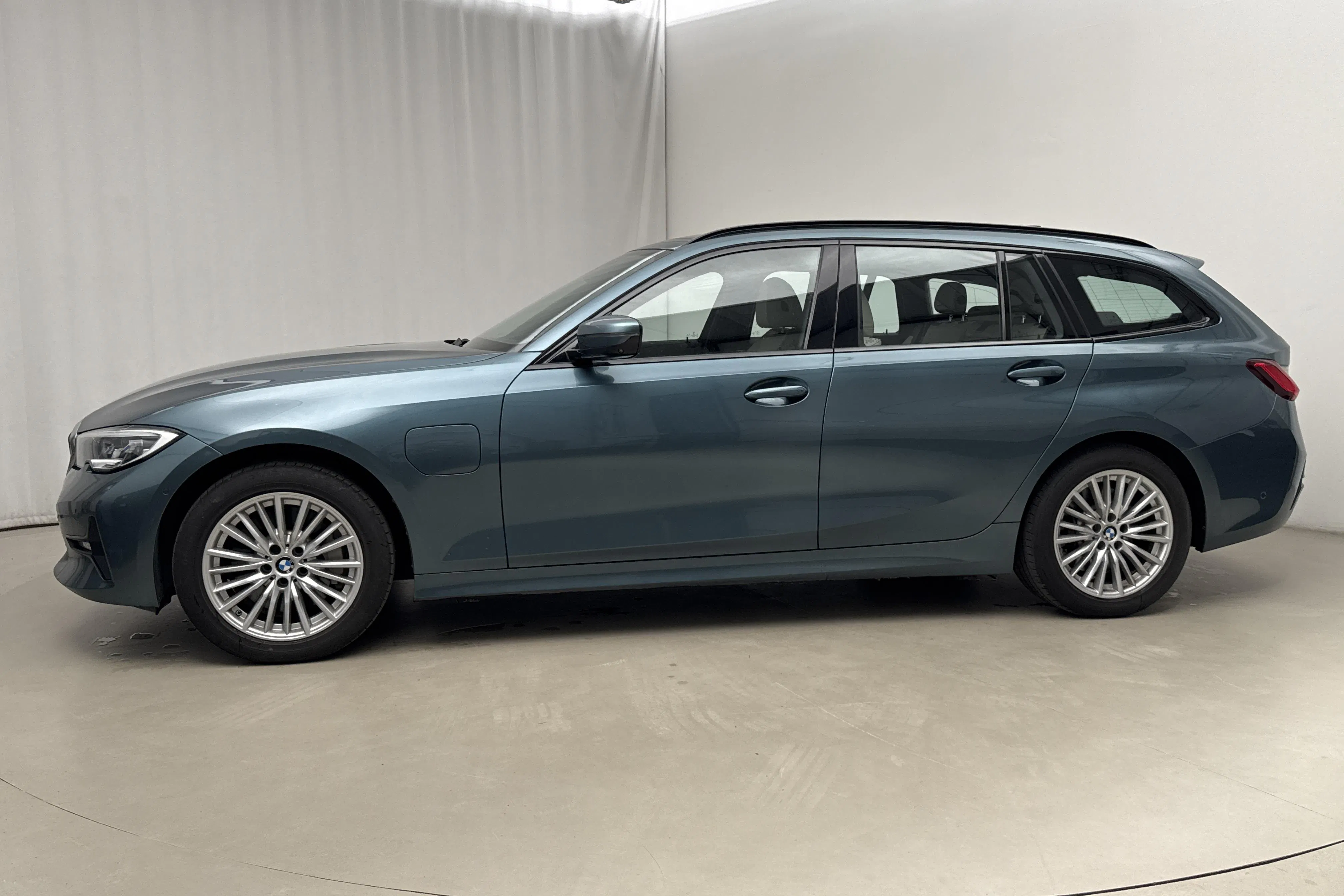 Presentationsfoto 2 av 20: BMW 330e Touring, G21 (292hk) - 11 483 mil - Automat - blå - 2021