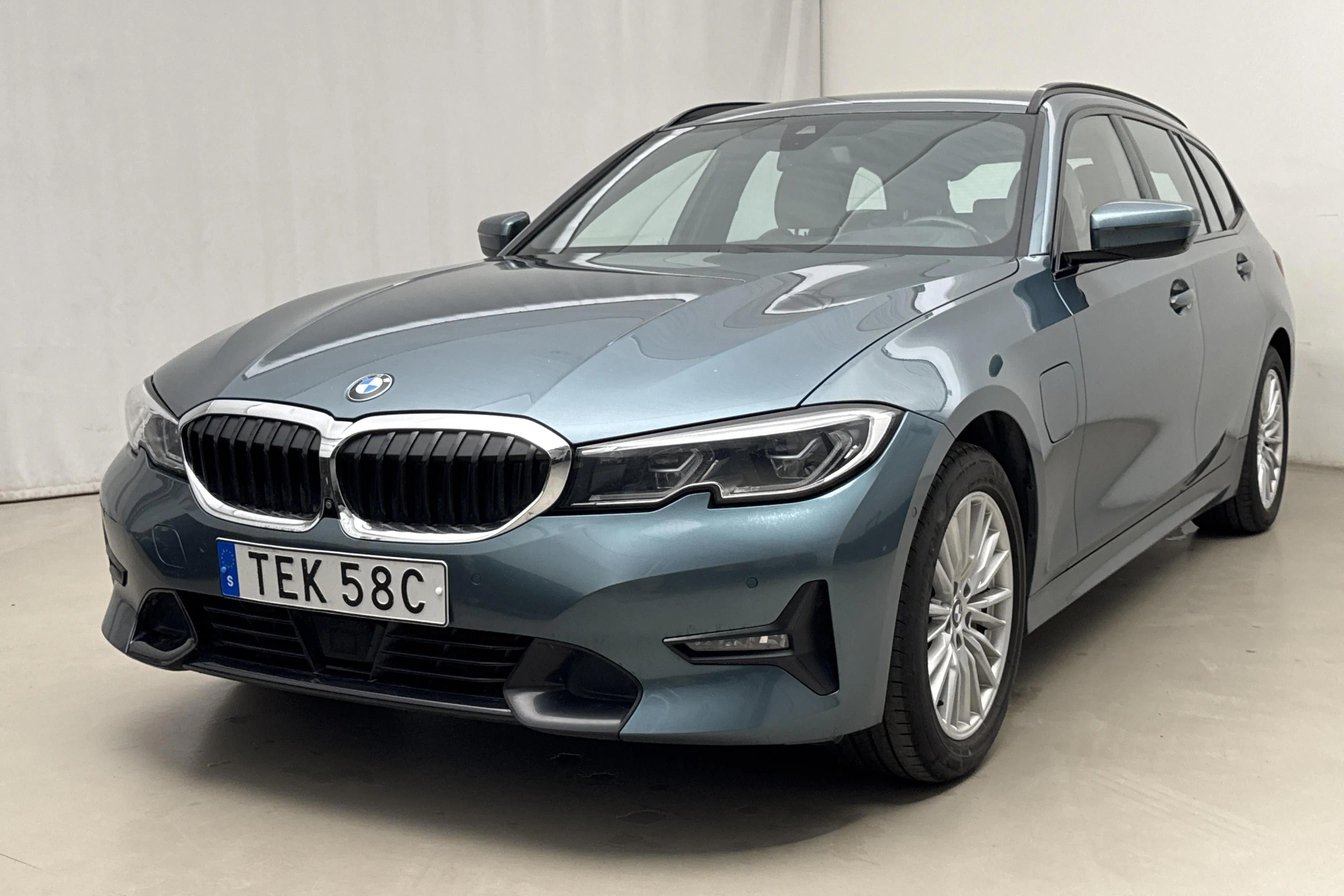 Presentationsfoto 1 av 20: BMW 330e Touring, G21 (292hk) - 11 483 mil - Automat - blå - 2021