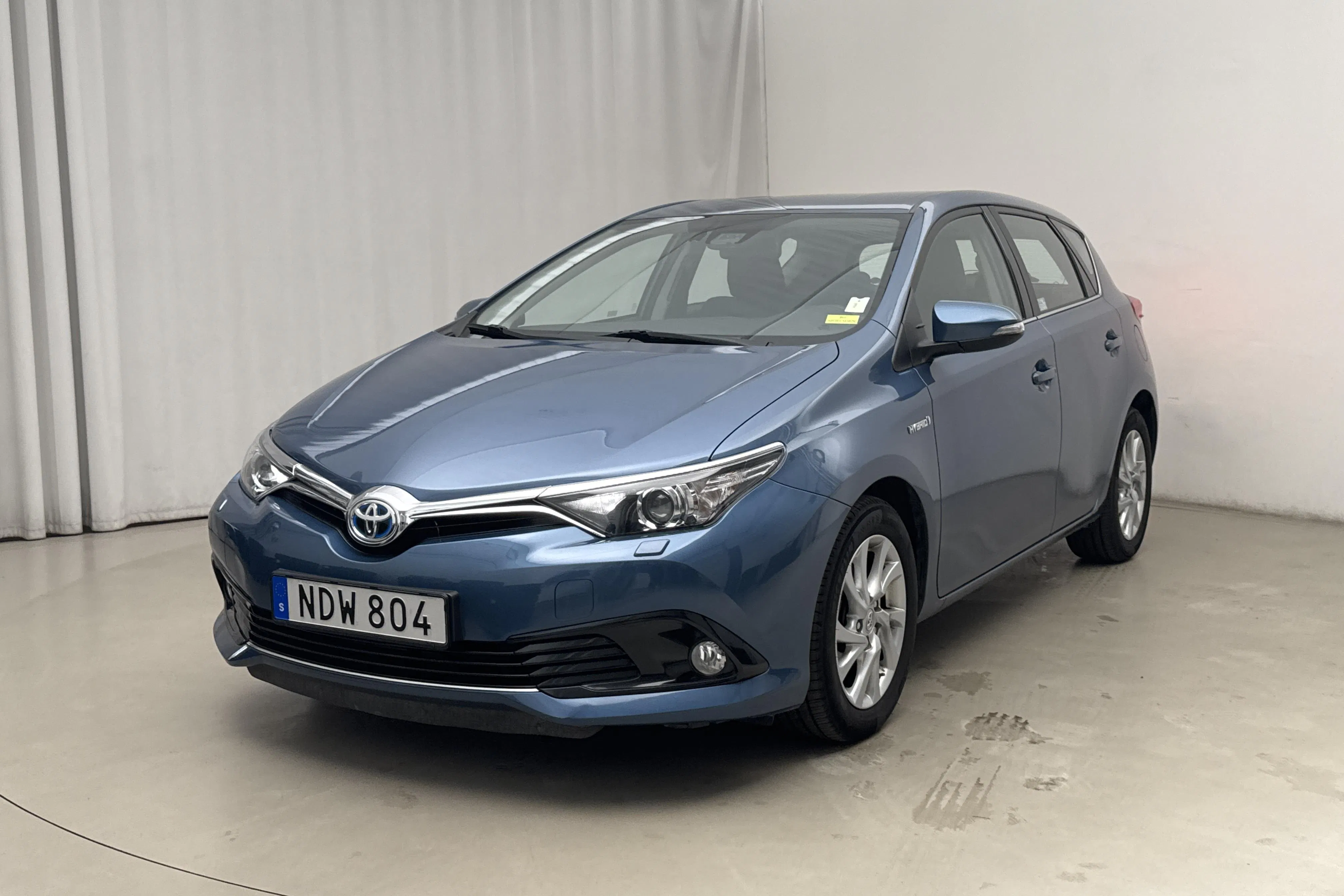 Presentationsfoto 1 av 15: Toyota Auris 1.8 HSD 5dr (99hk) - 7 294 mil - Automat - blå - 2016