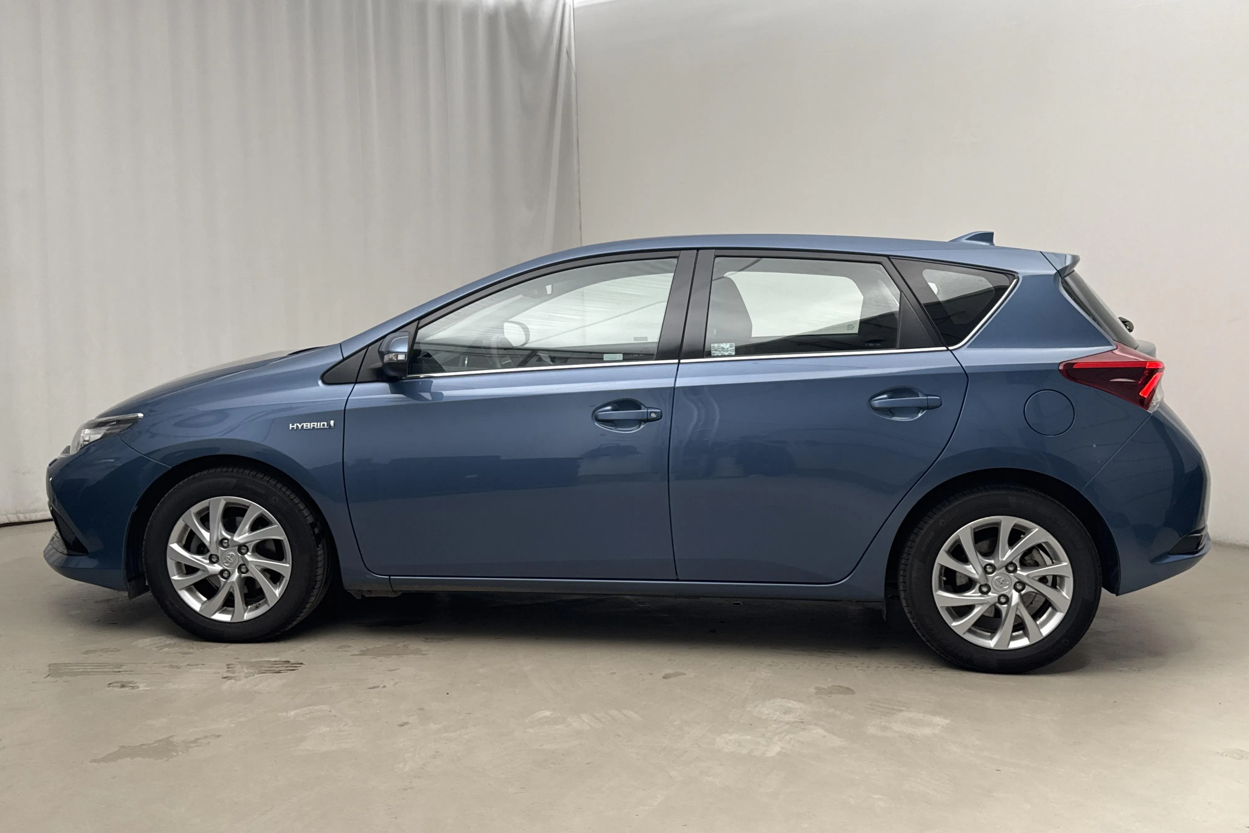 Presentationsfoto 2 av 15: Toyota Auris 1.8 HSD 5dr (99hk) - 7 294 mil - Automat - blå - 2016
