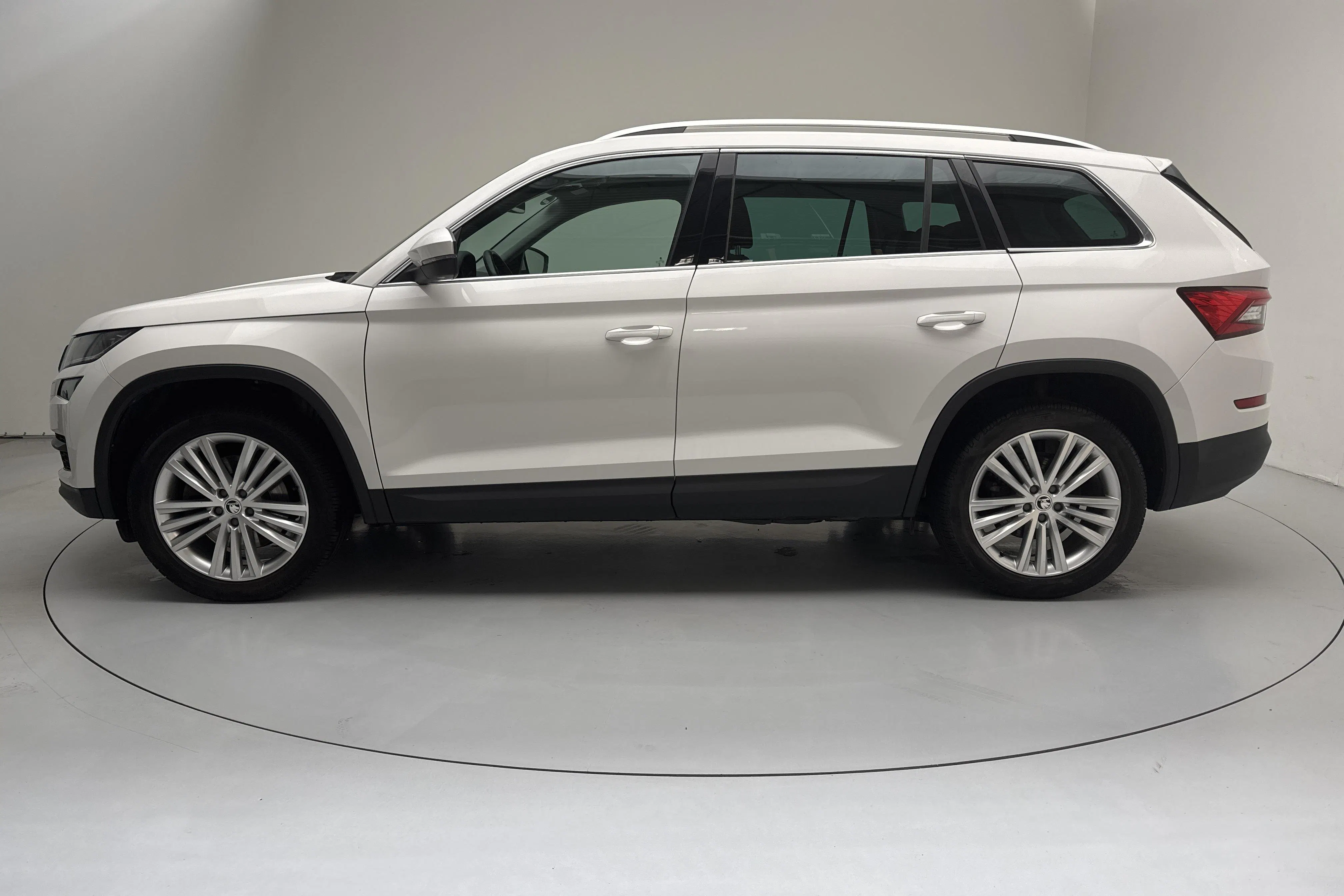 Presentationsfoto 2 av 17: Skoda Kodiaq 2.0 TDI 4X4 (190hk) - 7 367 mil - Automat - vit - 2018