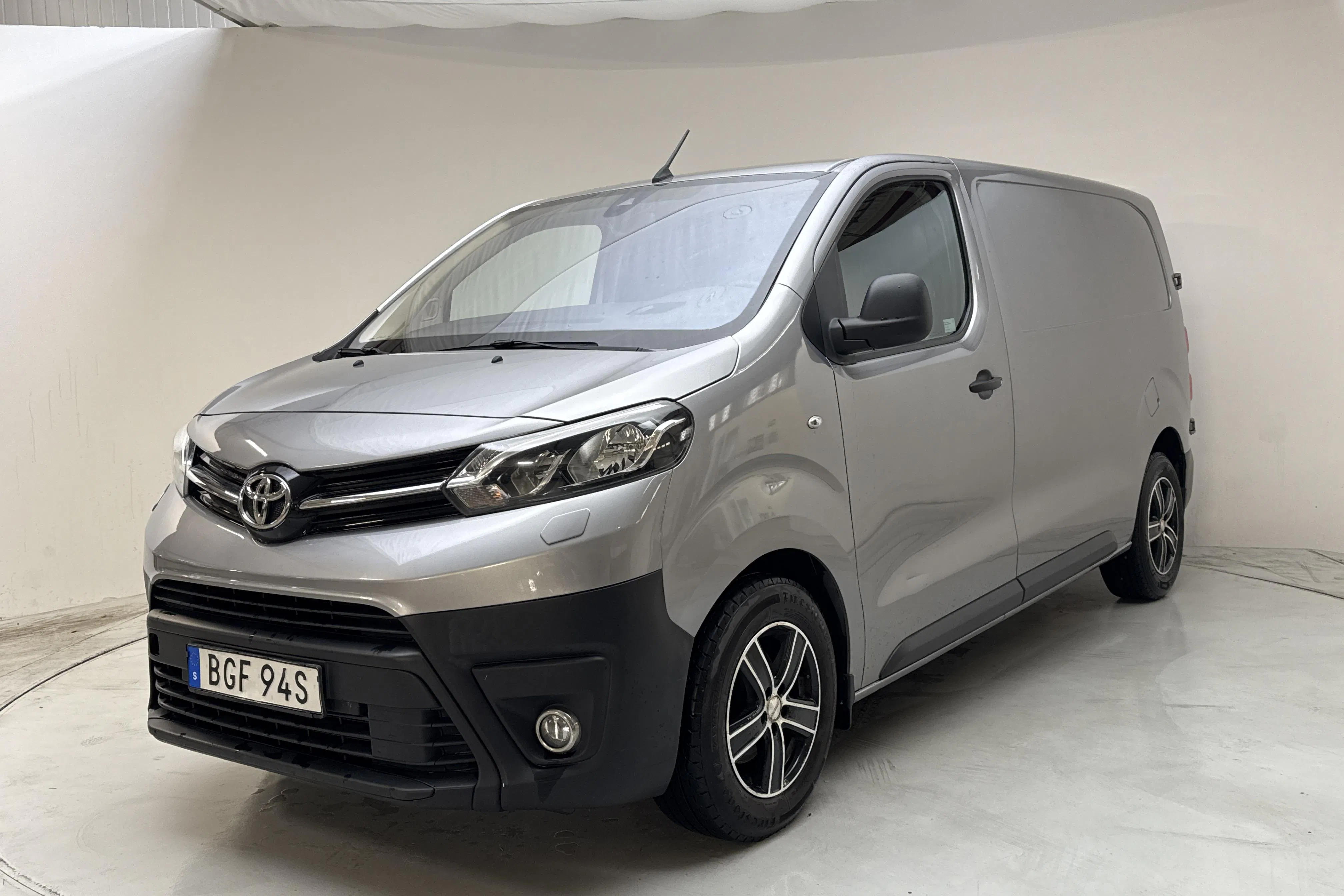 Presentationsfoto 1 av 12: Toyota PROACE 2.0D (177hk) - 12 265 mil - Automat - silver - 2019