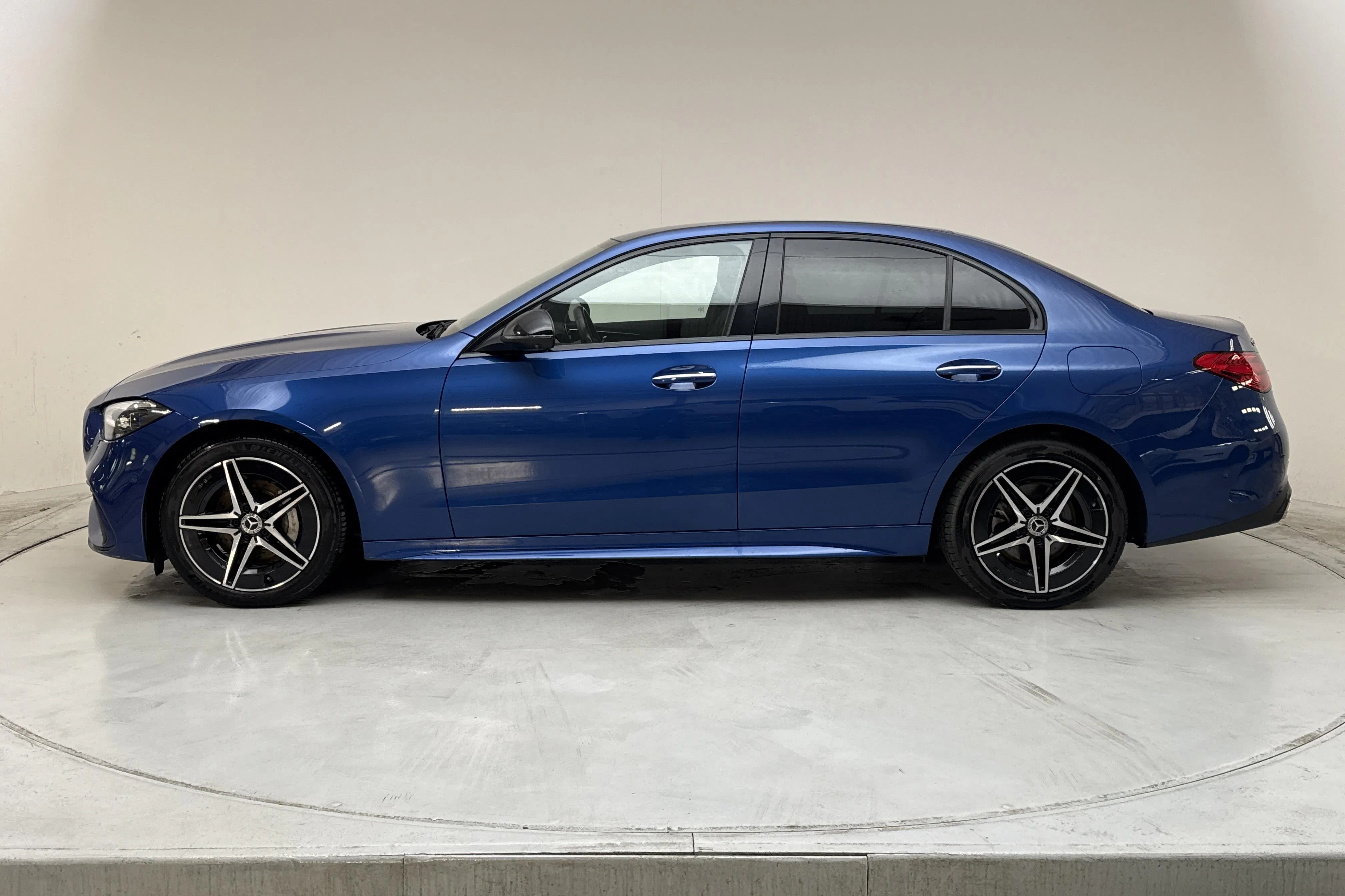 Presentationsfoto 2 av 17: Mercedes C 300 de Sedan W206 (319hk) - 7 650 mil - Automat - blå - 2024