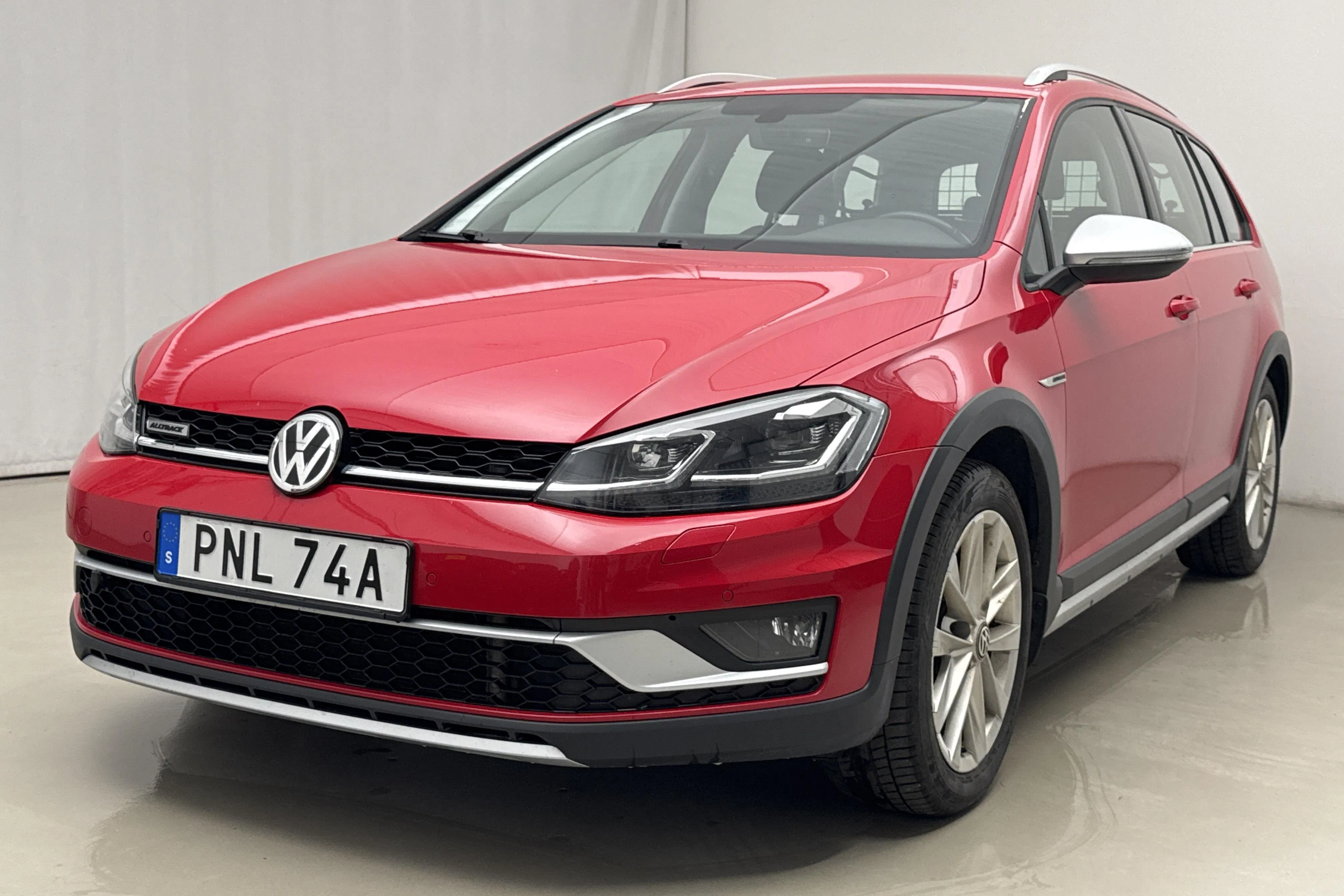 Presentationsfoto 1 av 18: VW Golf Alltrack 2.0 TDI 4MOTION (184hk) - 8 448 mil - Automat - röd - 2020