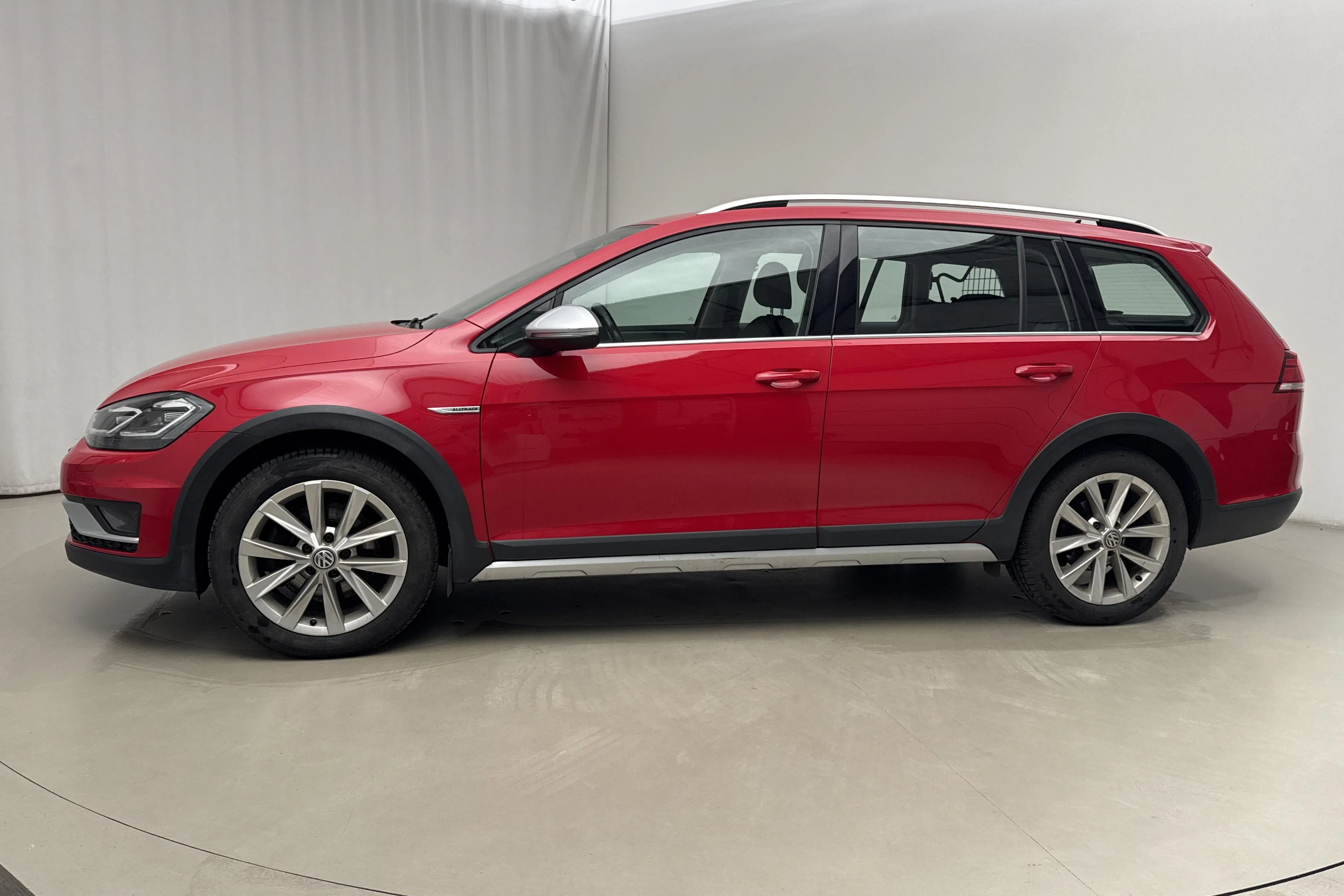 Presentationsfoto 2 av 18: VW Golf Alltrack 2.0 TDI 4MOTION (184hk) - 8 448 mil - Automat - röd - 2020