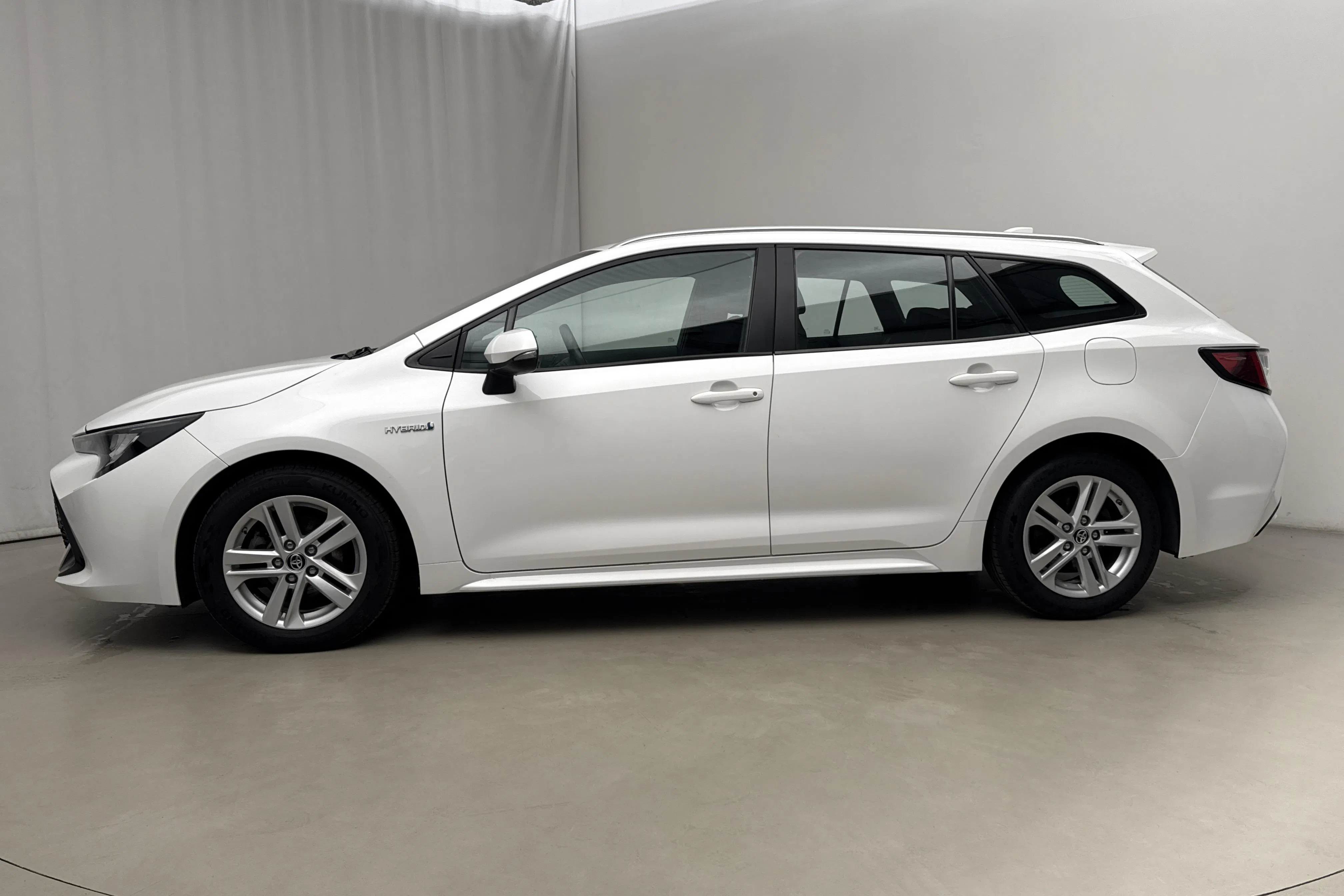 Presentationsfoto 2 av 17: Toyota Corolla 1.8 Hybrid Touring Sports (122hk) - 8 836 mil - Automat - vit - 2020