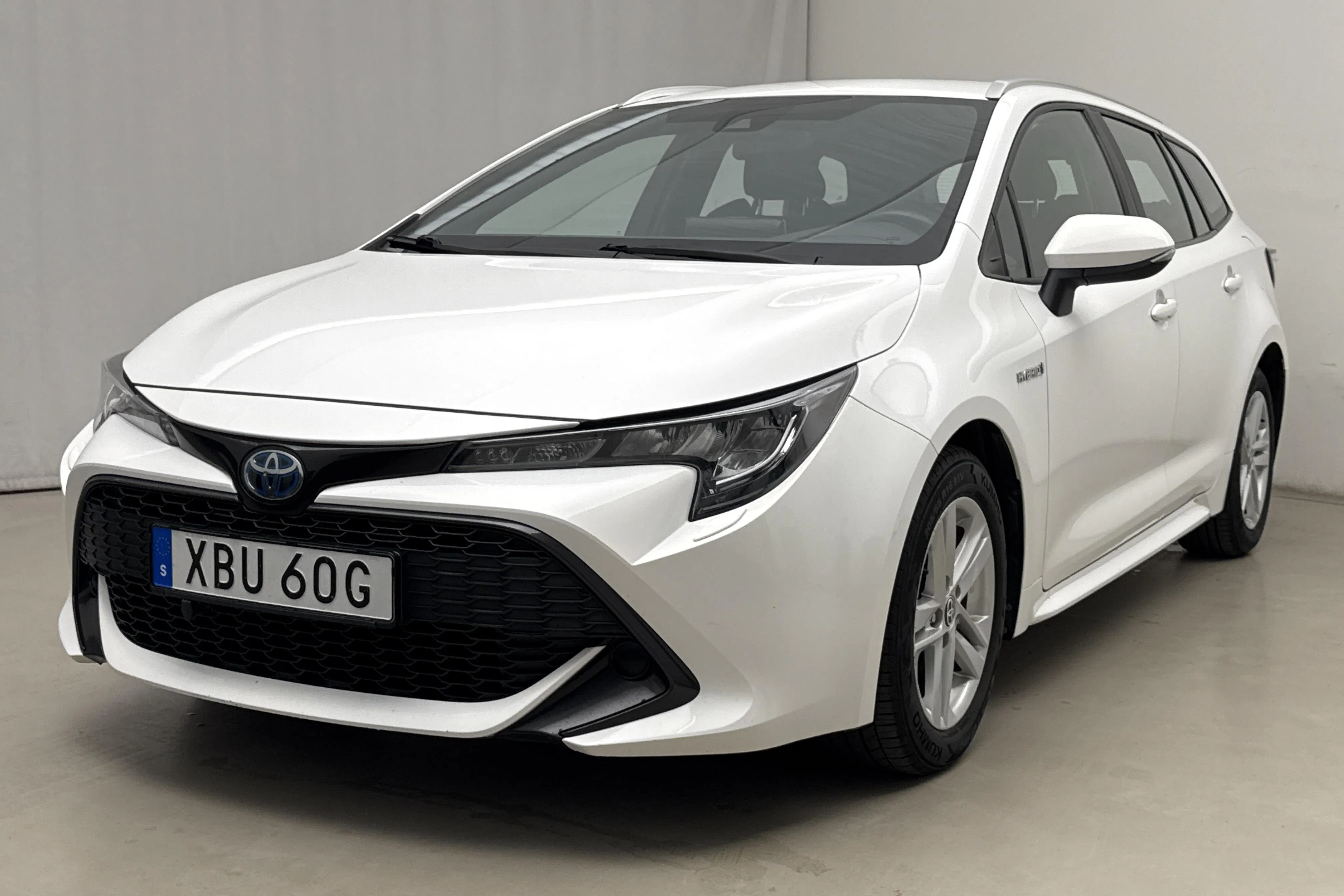Presentationsfoto 1 av 17: Toyota Corolla 1.8 Hybrid Touring Sports (122hk) - 8 836 mil - Automat - vit - 2020
