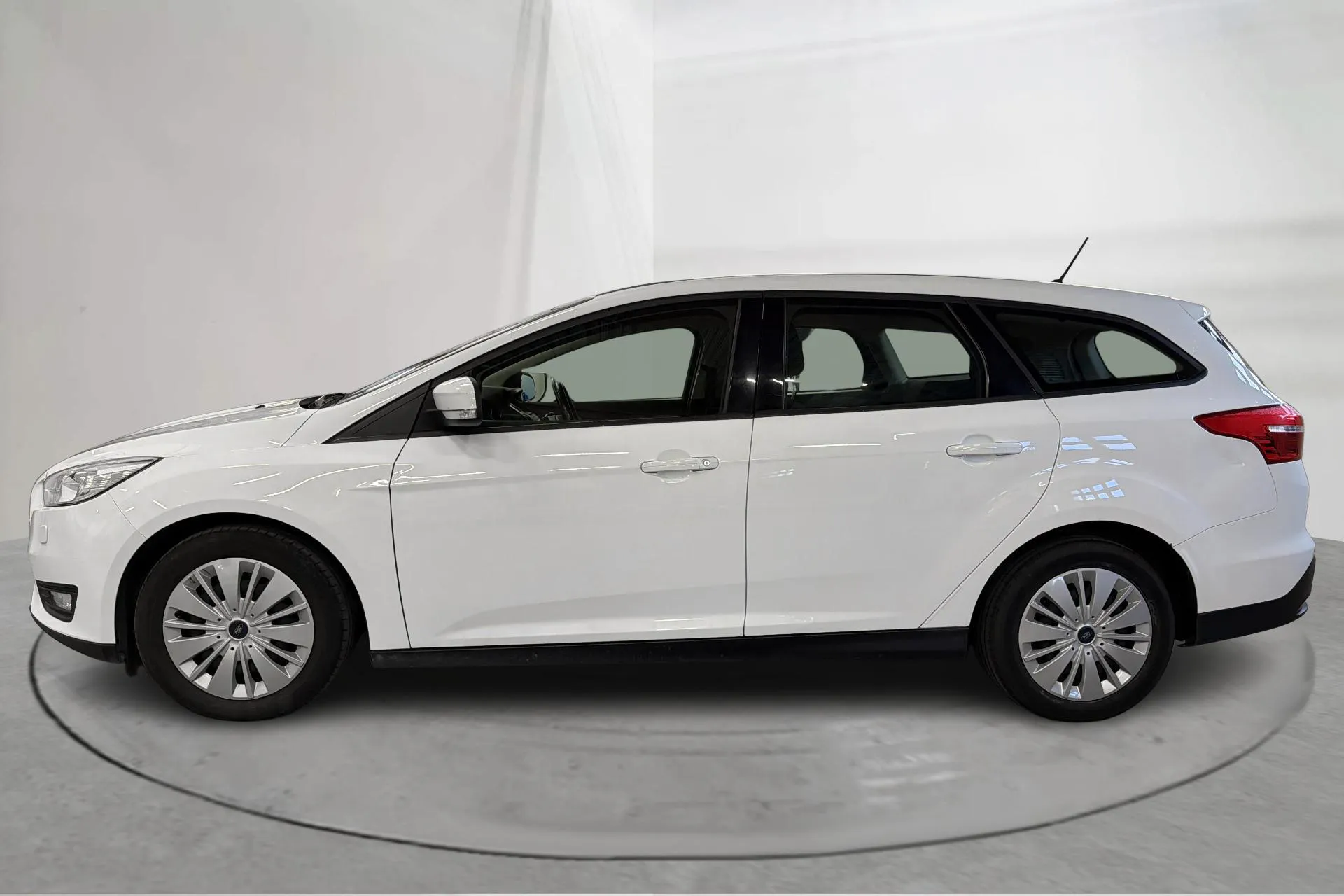 Presentationsfoto 2 av 14: Ford Focus 1.0 EcoBoost Kombi (100hk) - 17 298 mil - Manuell - vit - 2018