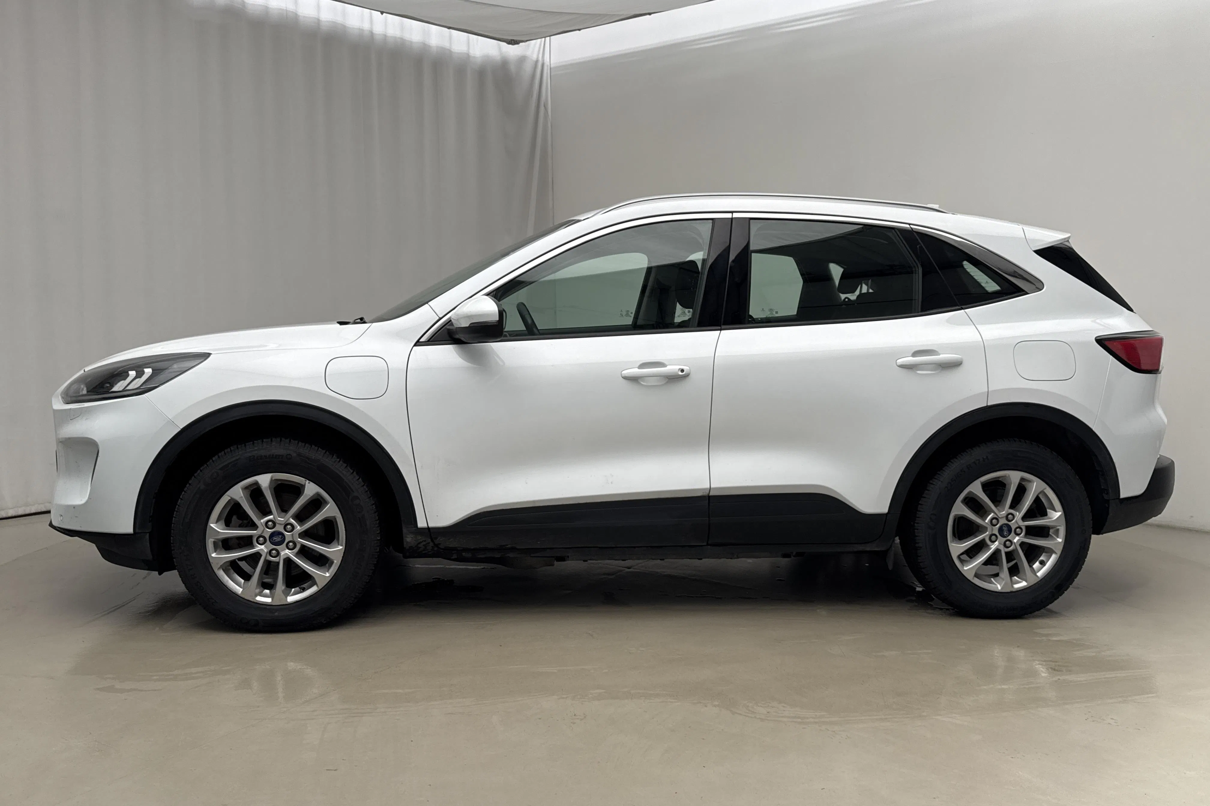 Presentation photo 2 of 20: Ford Kuga 2.5 PHEV (225hk) - 111 210 km - Automatic - white - 2021