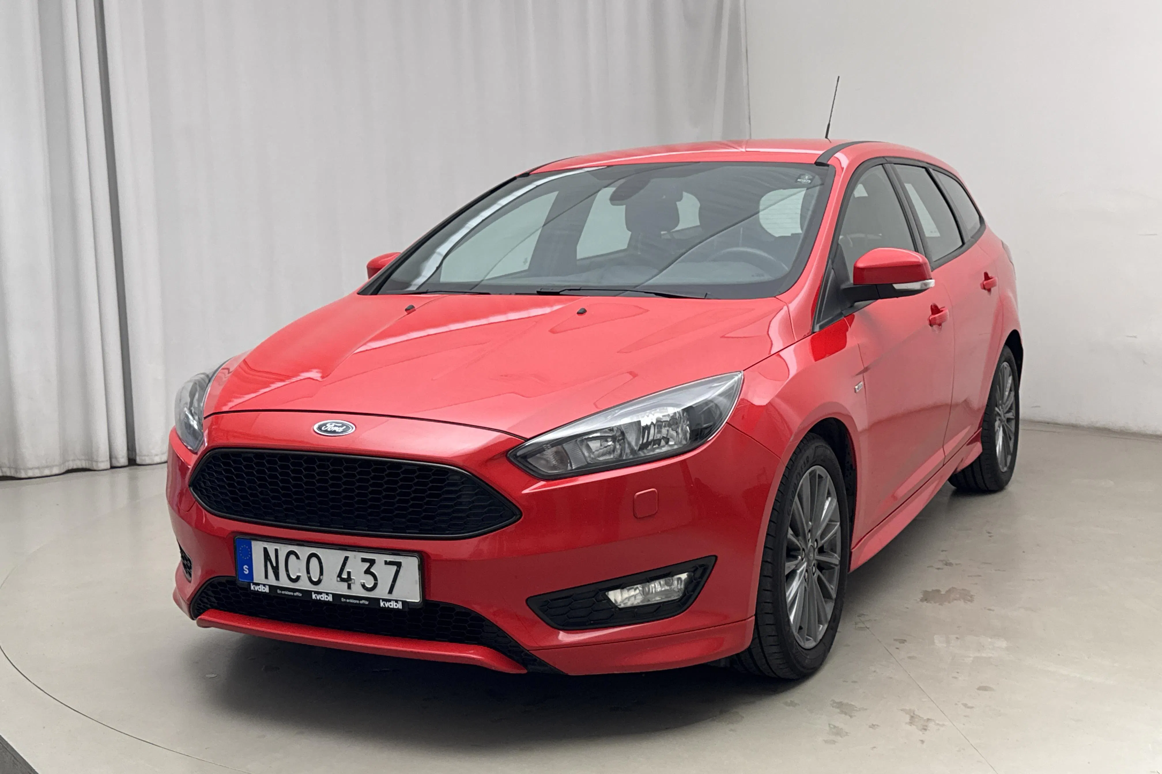 Presentationsfoto 1 av 14: Ford Focus 1.0 EcoBoost Kombi (125hk) - 12 686 mil - Manuell - röd - 2017