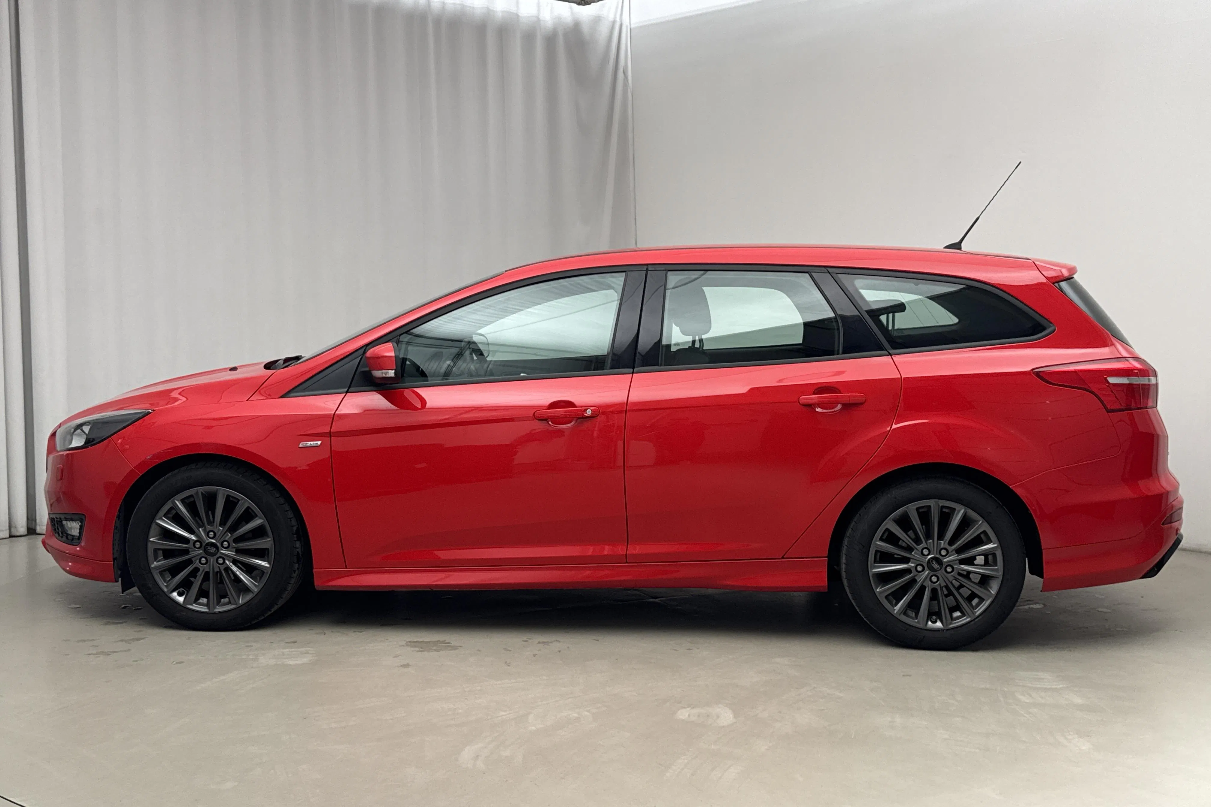 Presentationsfoto 2 av 14: Ford Focus 1.0 EcoBoost Kombi (125hk) - 12 686 mil - Manuell - röd - 2017