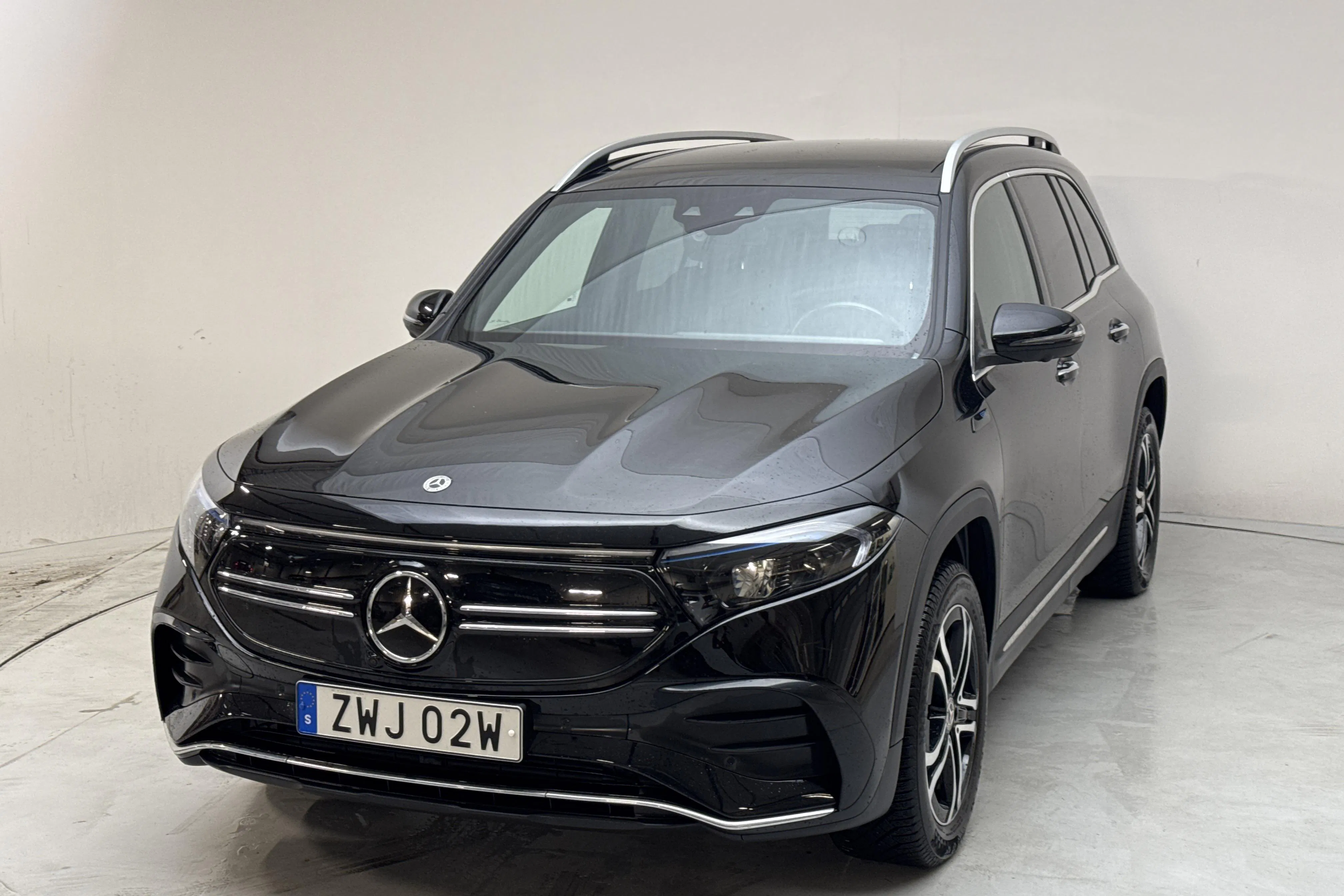 Presentationsfoto 1 av 16: Mercedes EQB 300 4MATIC X243 (228hk) - 3 633 mil - Automat - svart - 2022