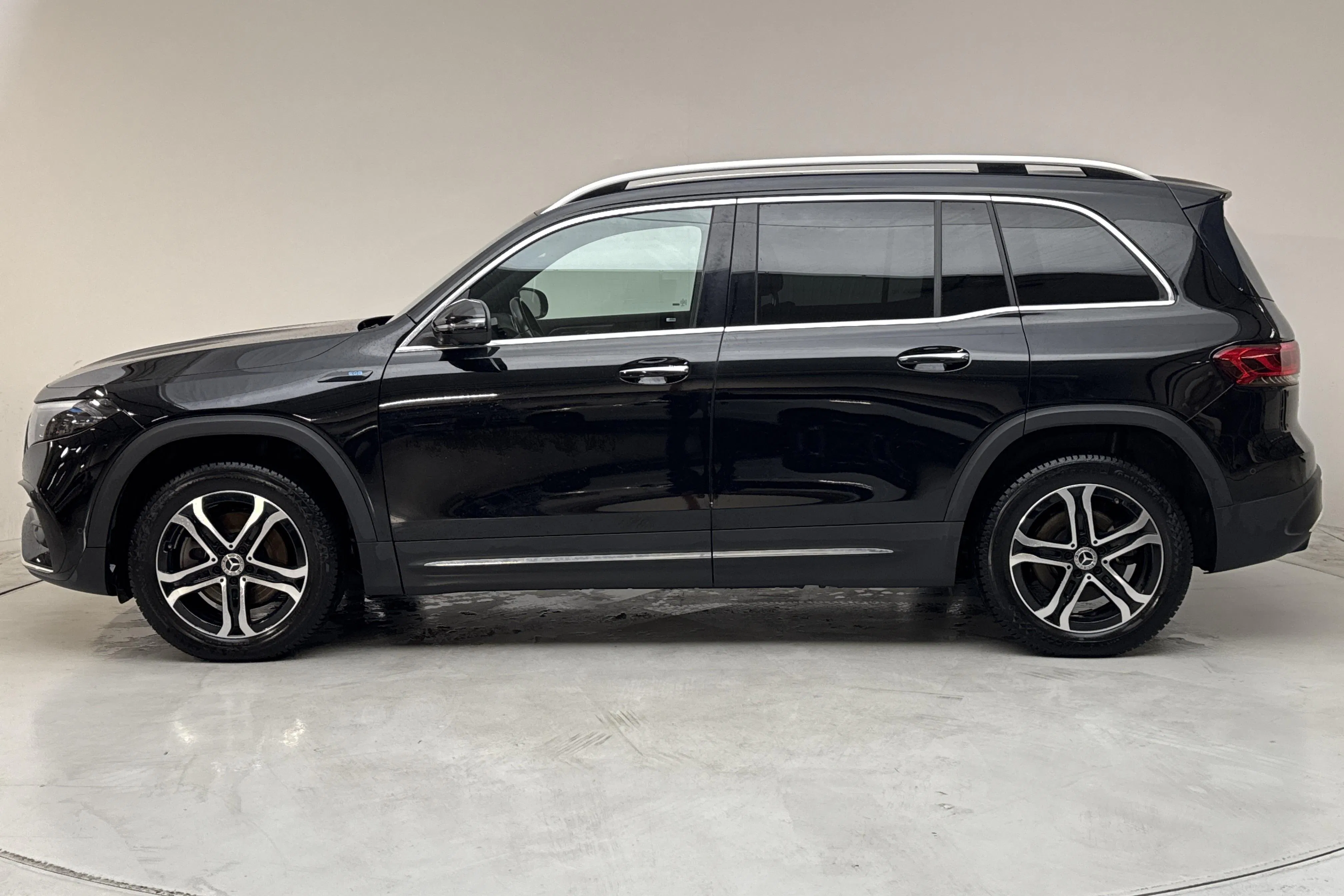 Presentationsfoto 2 av 16: Mercedes EQB 300 4MATIC X243 (228hk) - 3 633 mil - Automat - svart - 2022