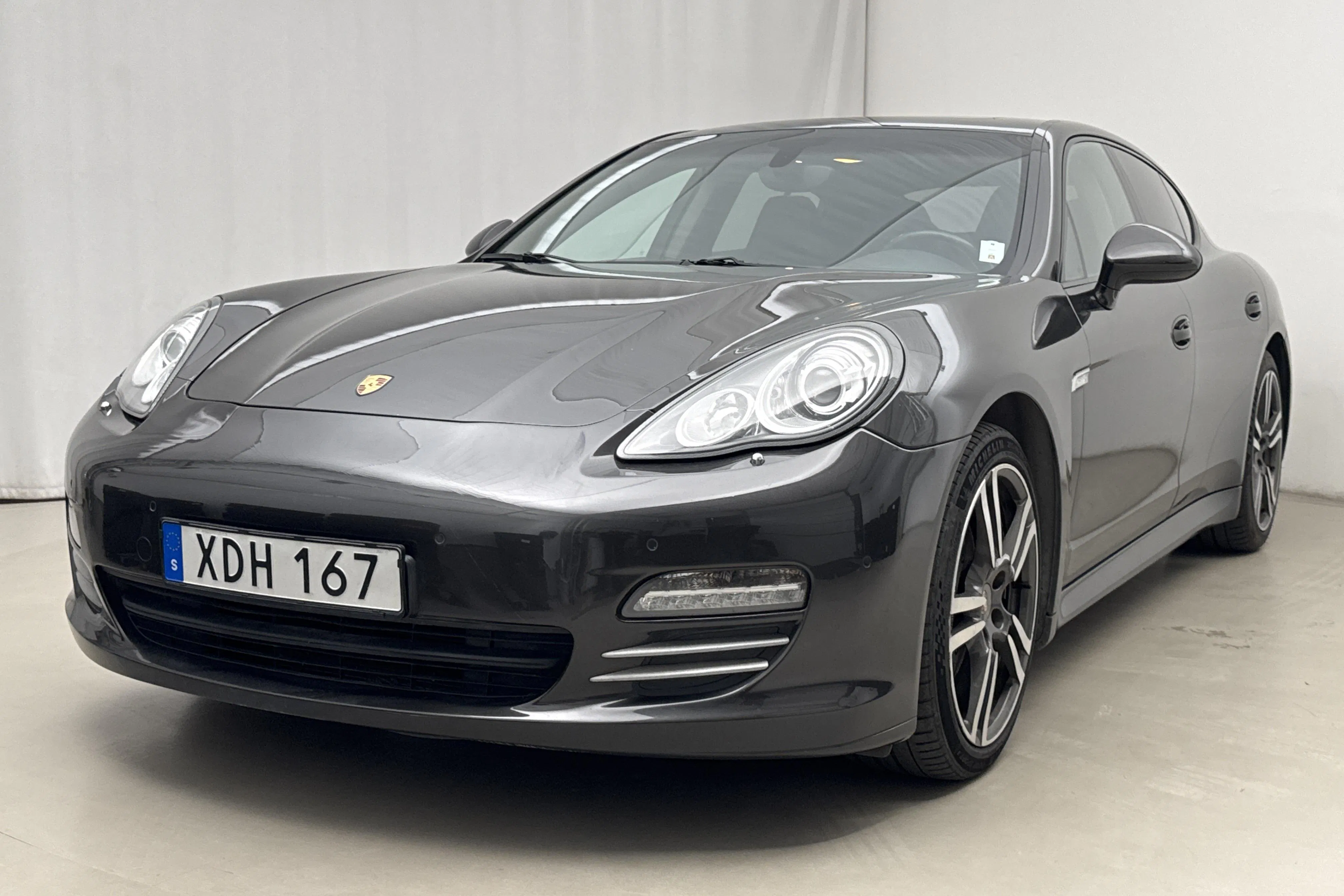 Presentation photo 1 of 21: Porsche Panamera 4 (300hk) - 180 330 km - Automatic - dark grey - 2012