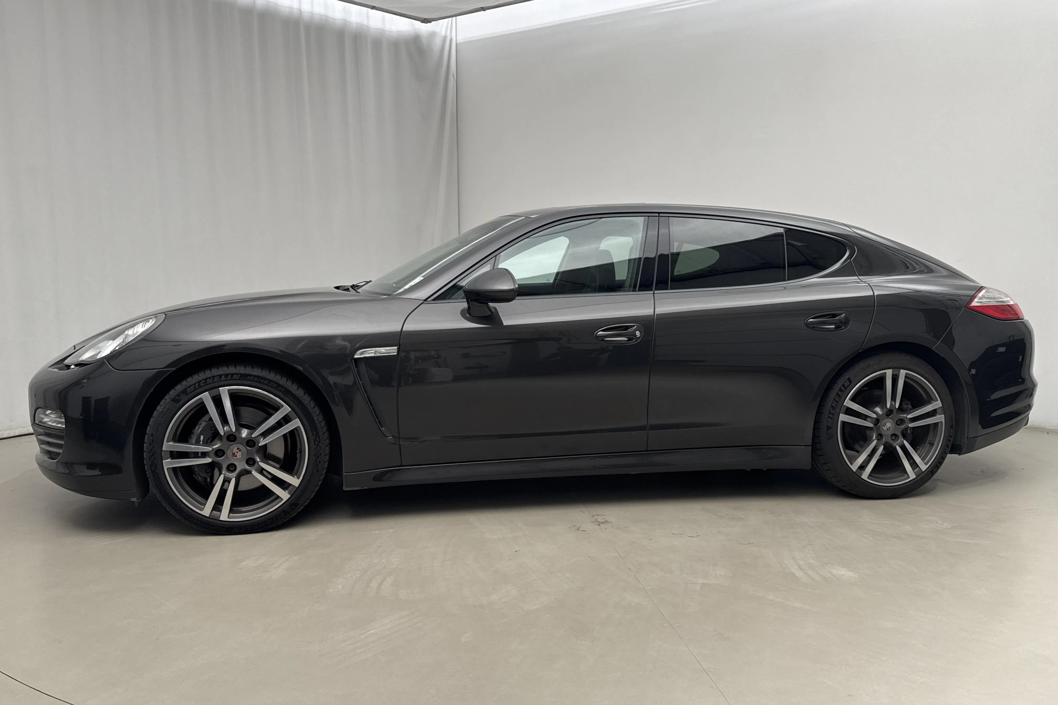 Presentation photo 2 of 21: Porsche Panamera 4 (300hk) - 180 330 km - Automatic - dark grey - 2012